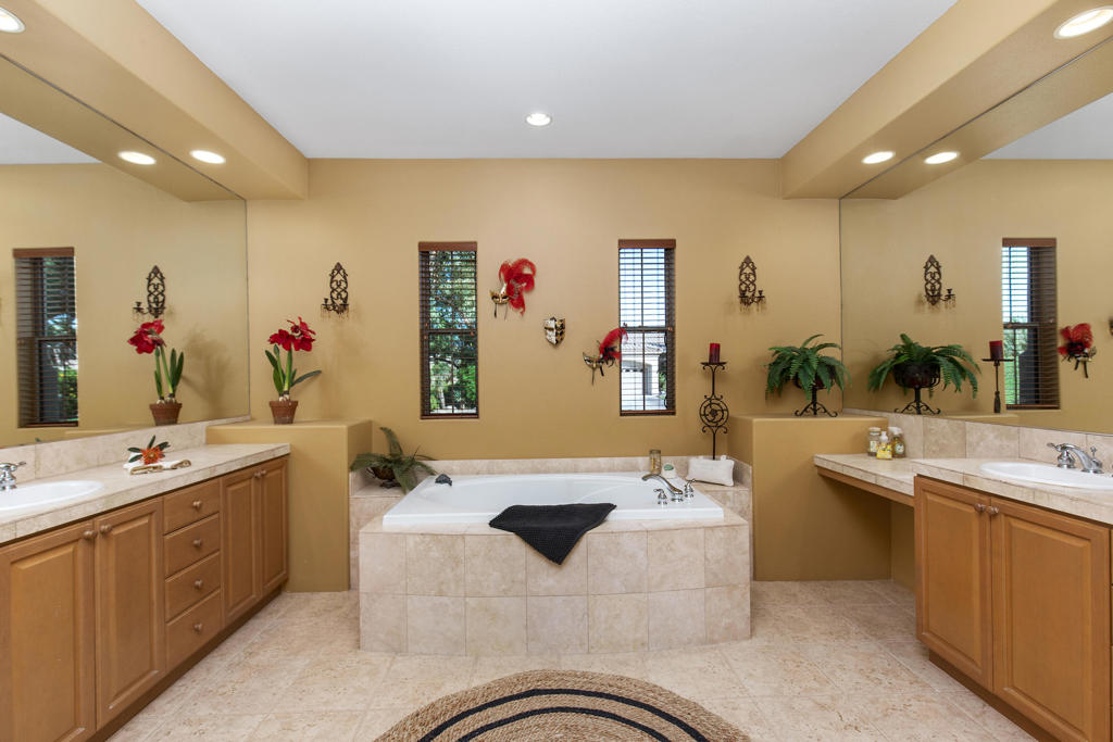 87 Avenida Lirio Blanco