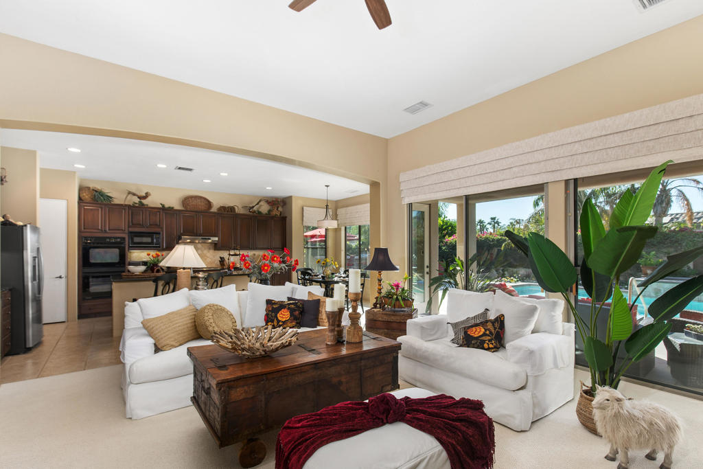 87 Avenida Lirio Blanco