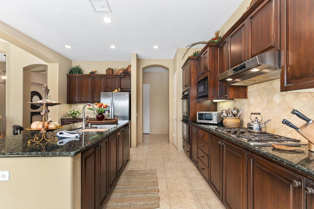 87 Avenida Lirio Blanco