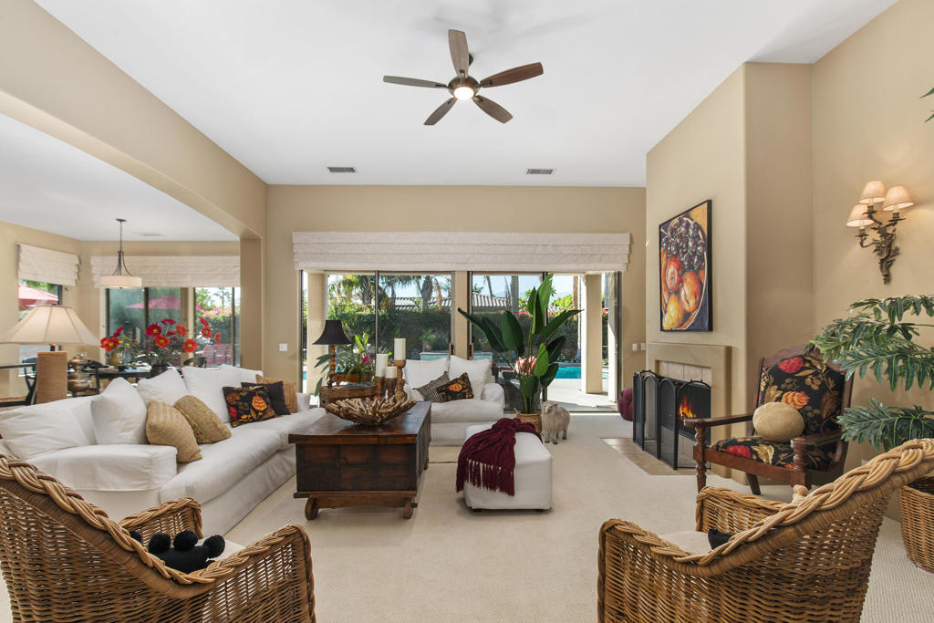 87 Avenida Lirio Blanco