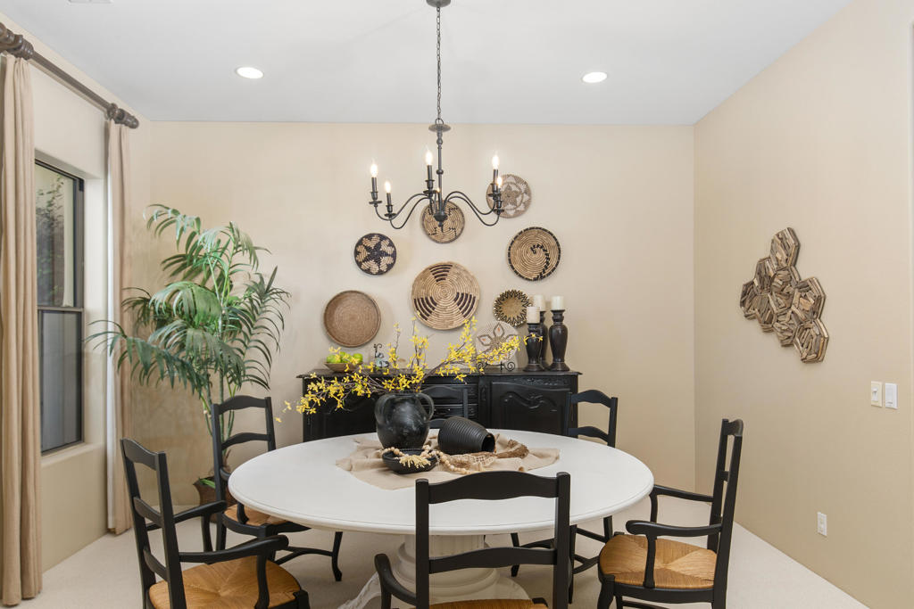 87 Avenida Lirio Blanco