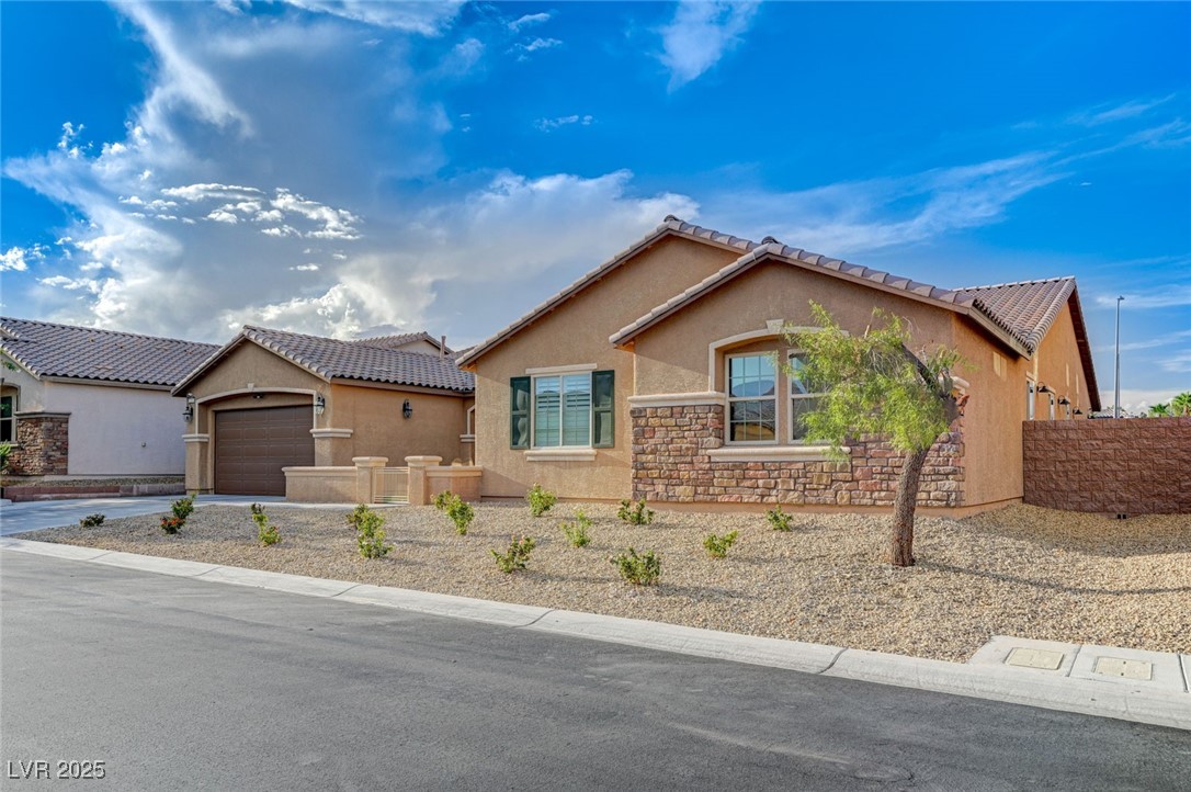 7292 White Bloom Avenue