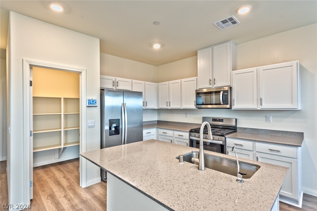 4706 Turquoise Cliffs Avenue