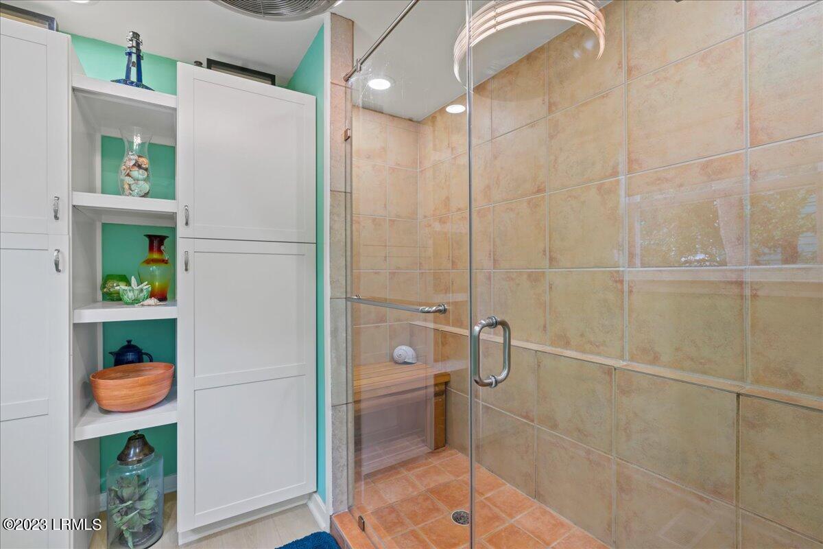 6 Mickeys Alley, B