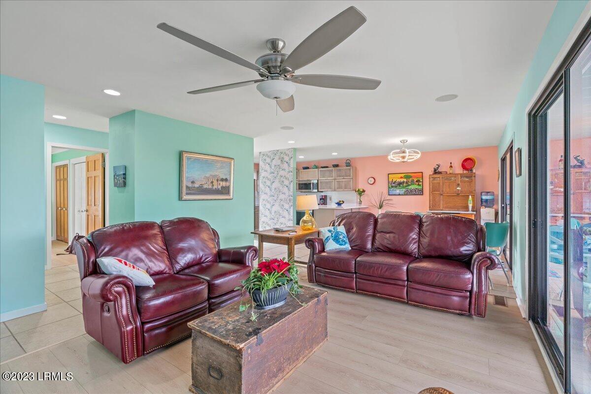 6 Mickeys Alley, B