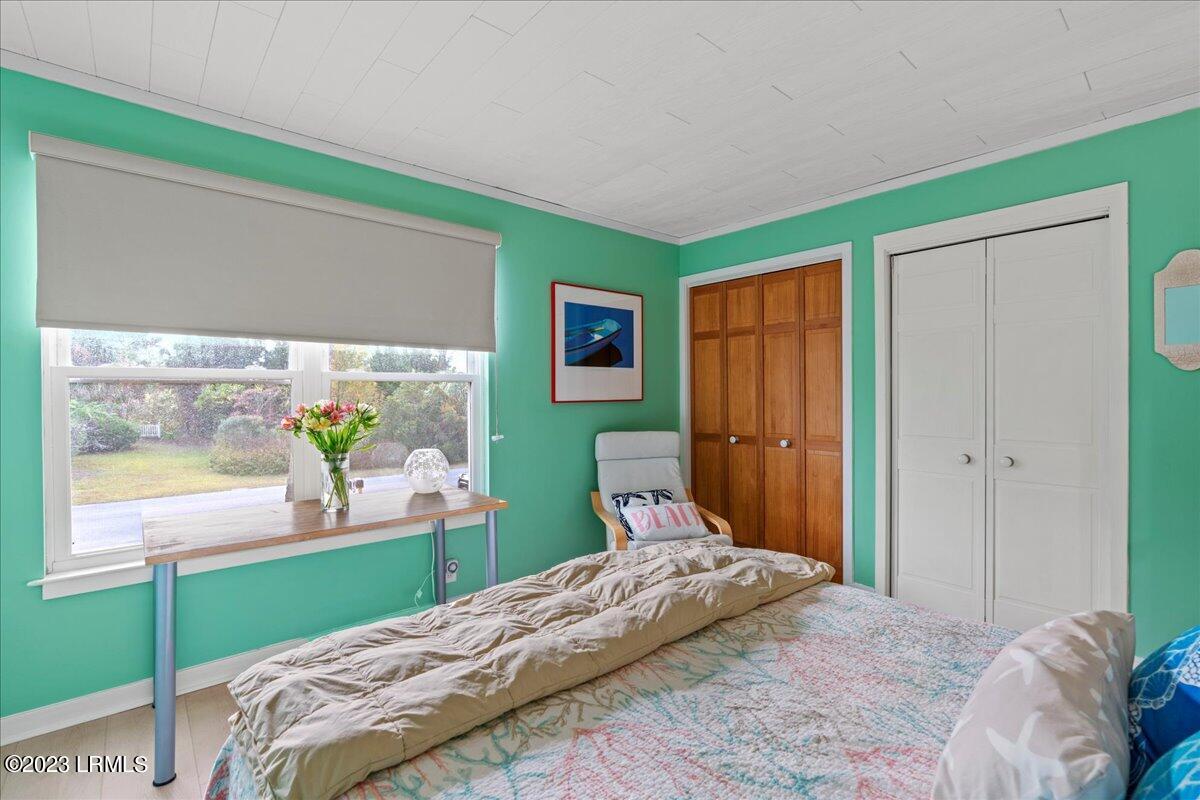 6 Mickeys Alley, B