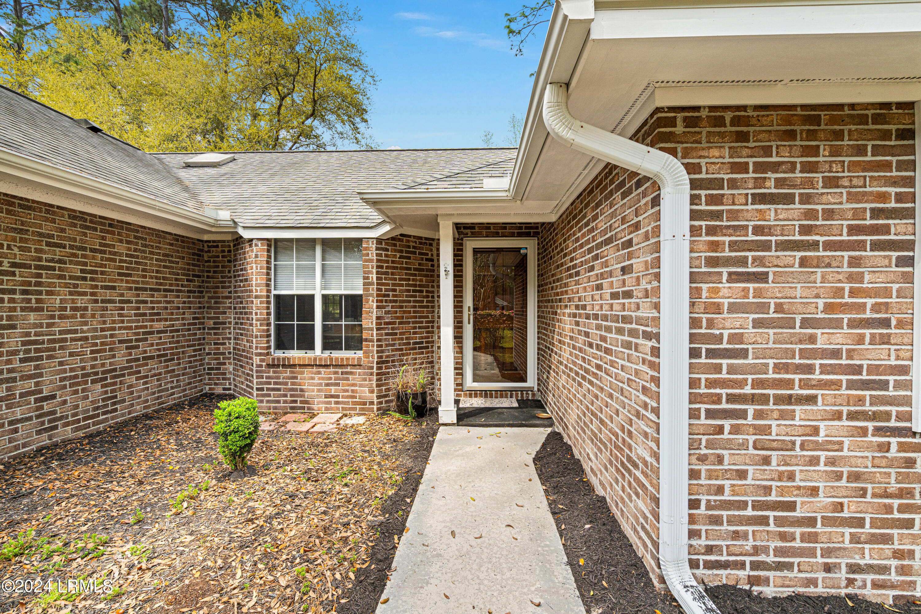 6 Royal Pines Boulevard