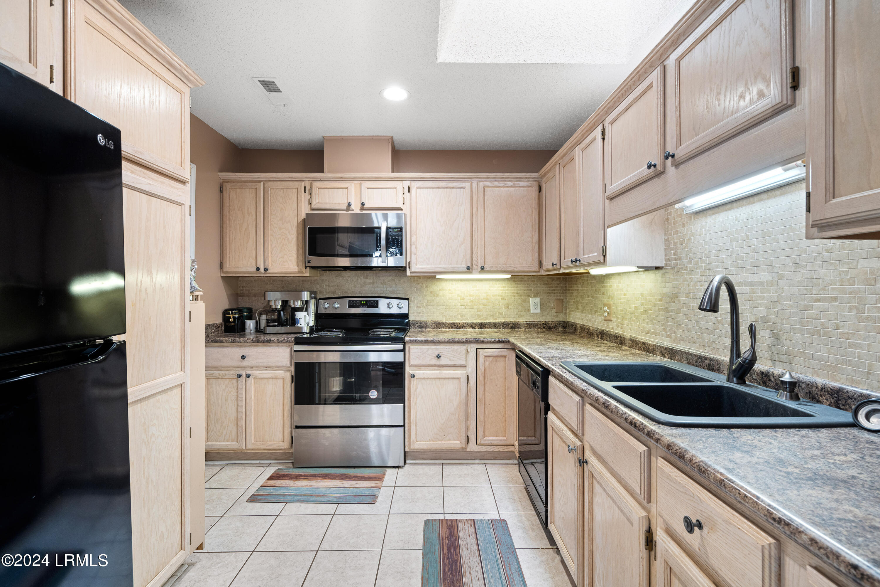 6 Royal Pines Boulevard