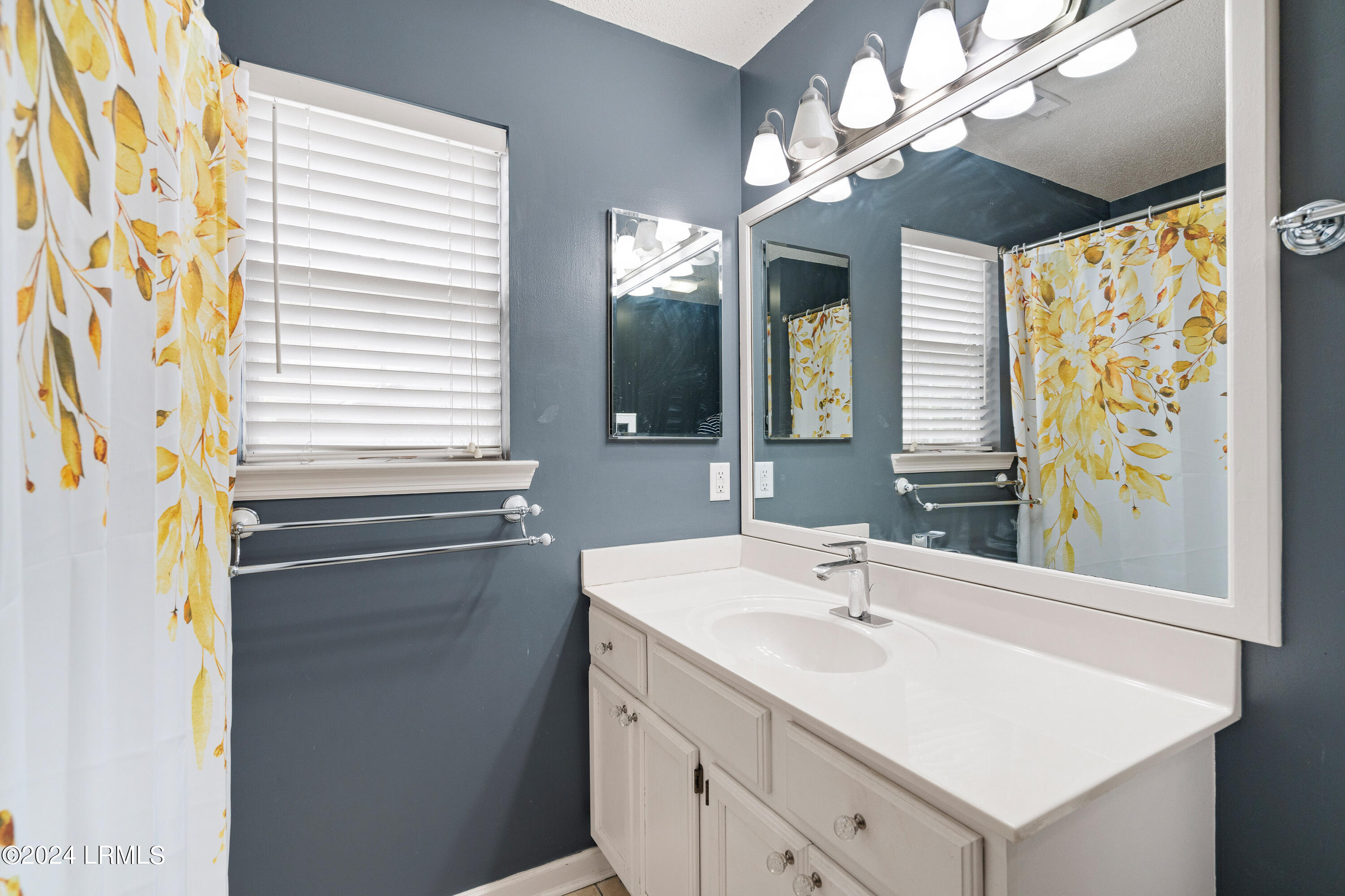 6 Royal Pines Boulevard