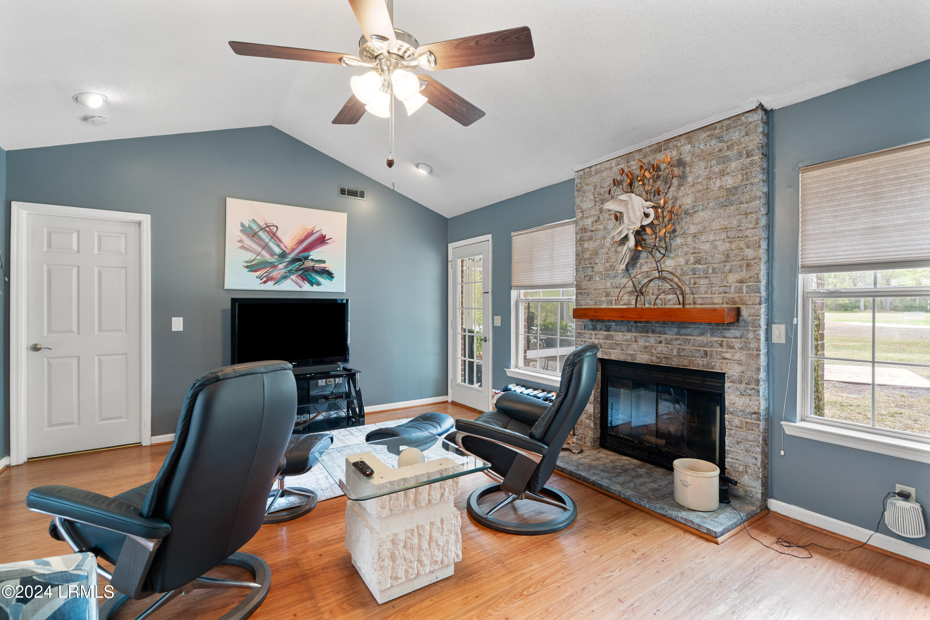 6 Royal Pines Boulevard