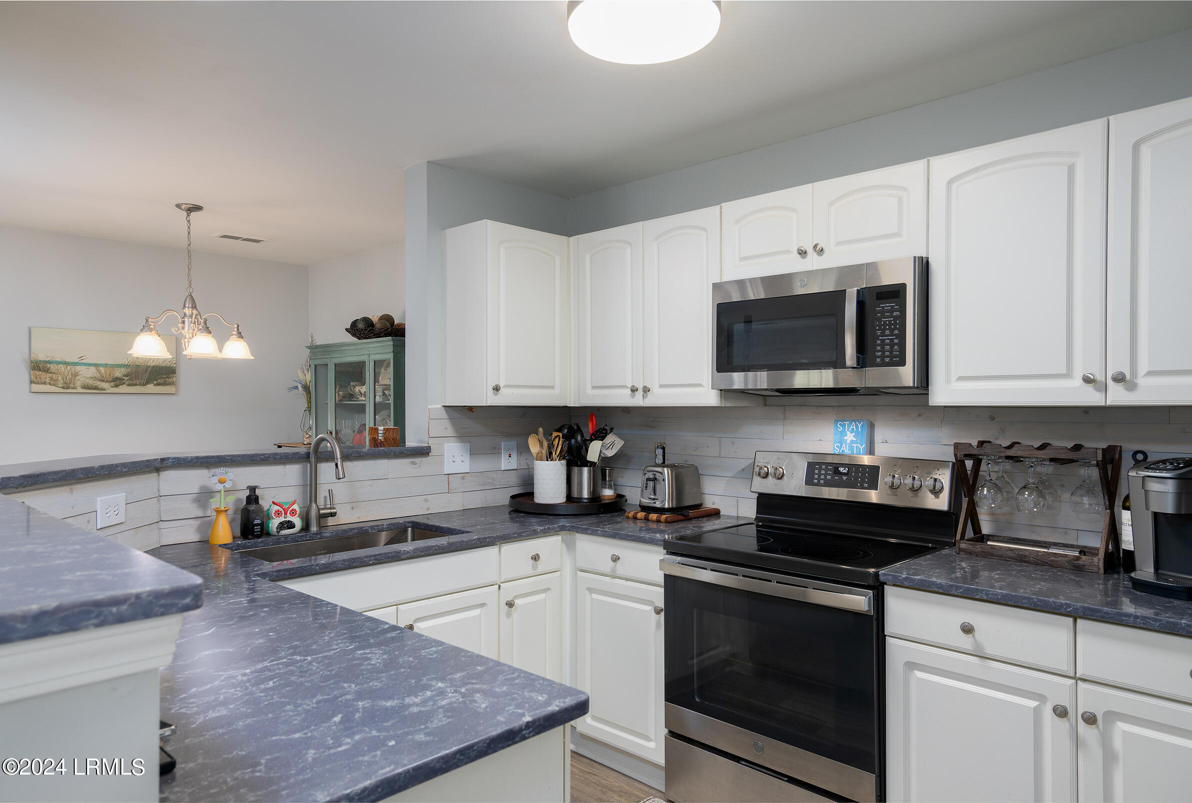 100 Kensington Boulevard, 809