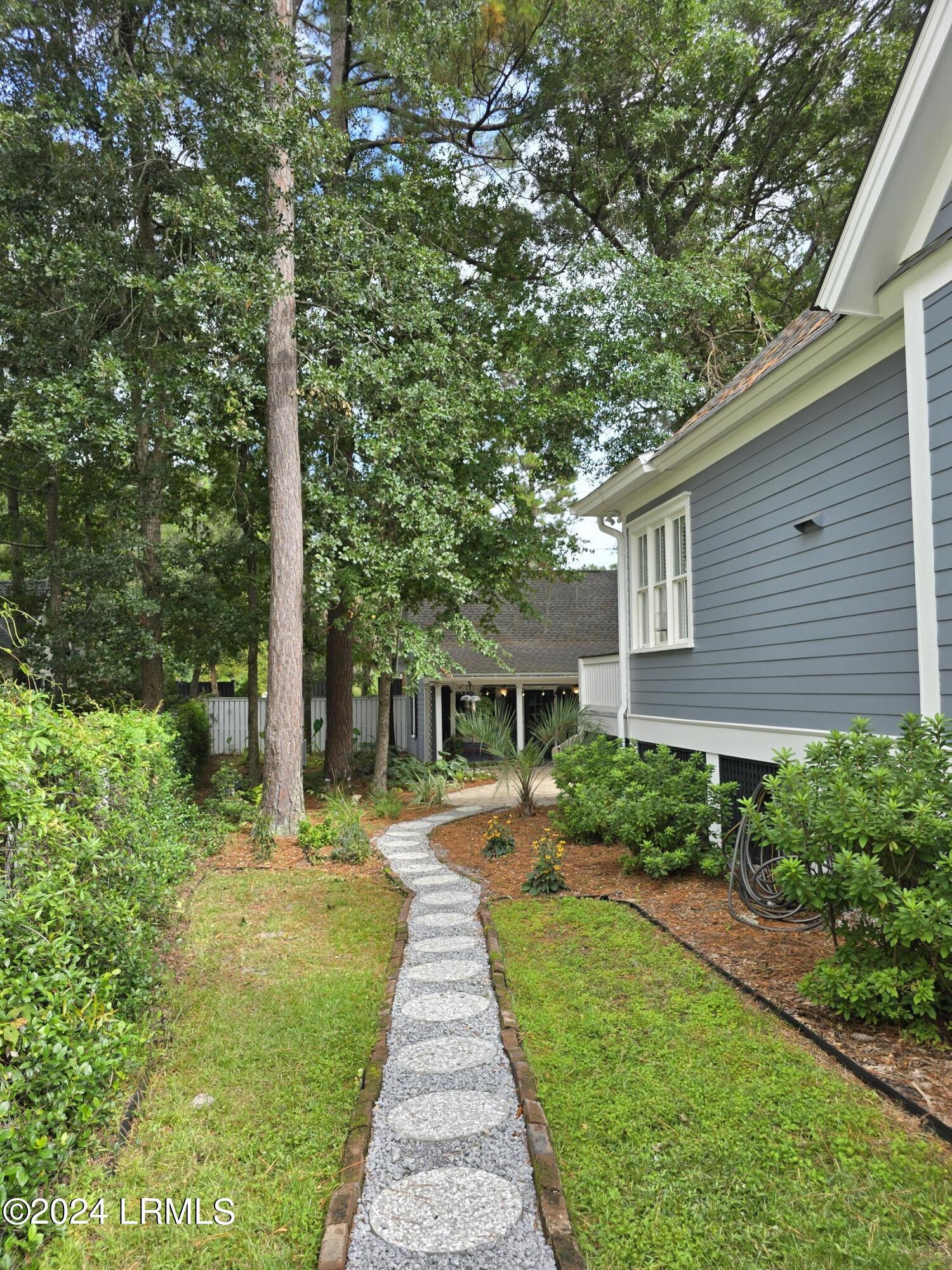 18 Hayek Street