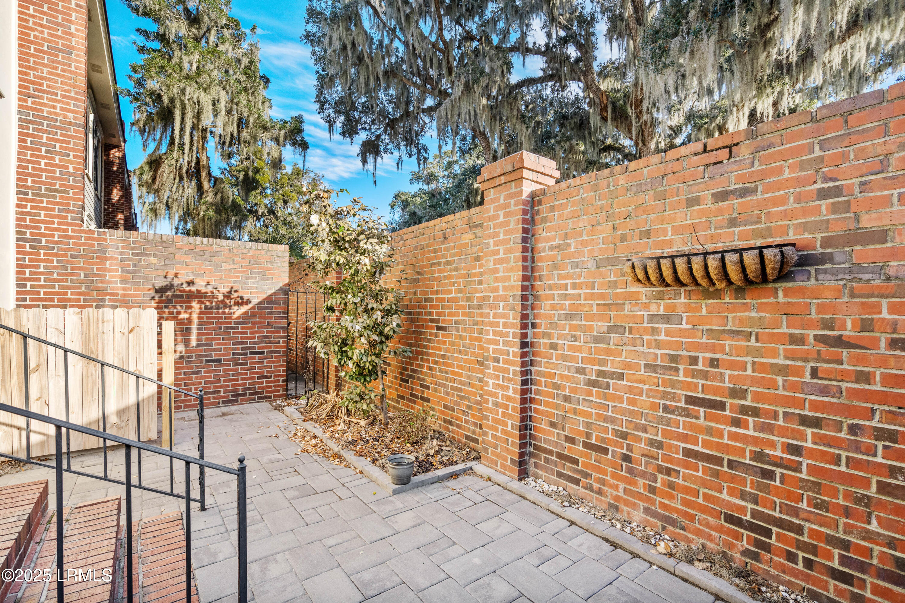 895 Ribaut Road, 8