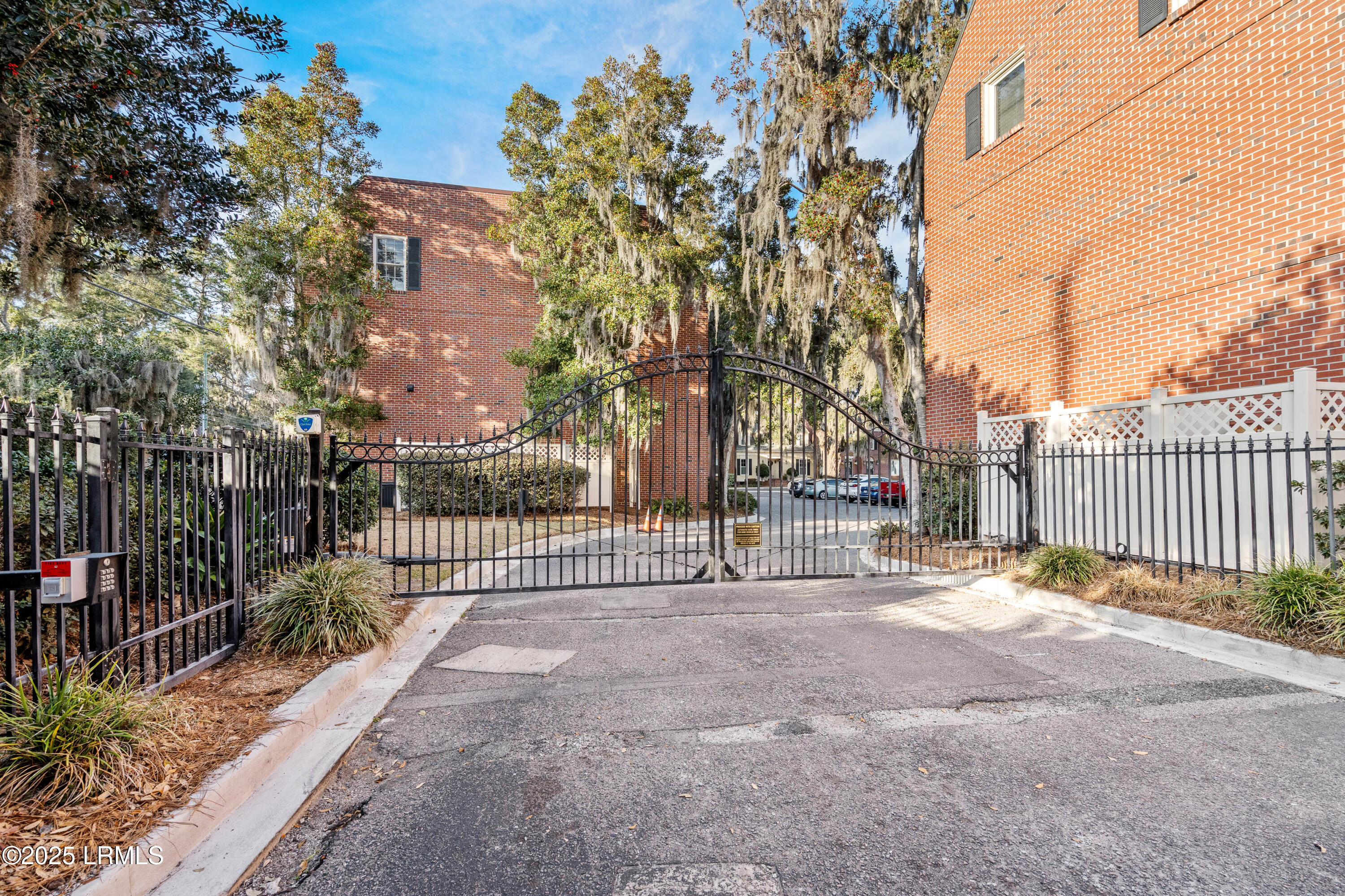 895 Ribaut Road, 8