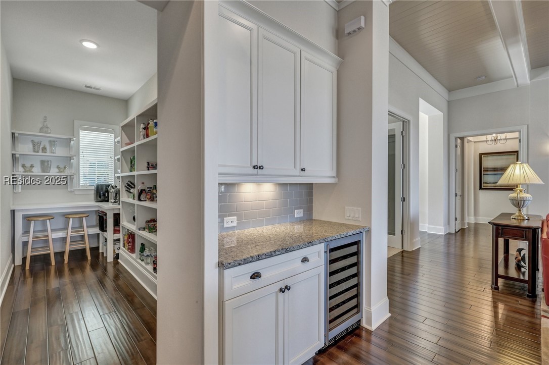 427 Lake Bluff Drive
