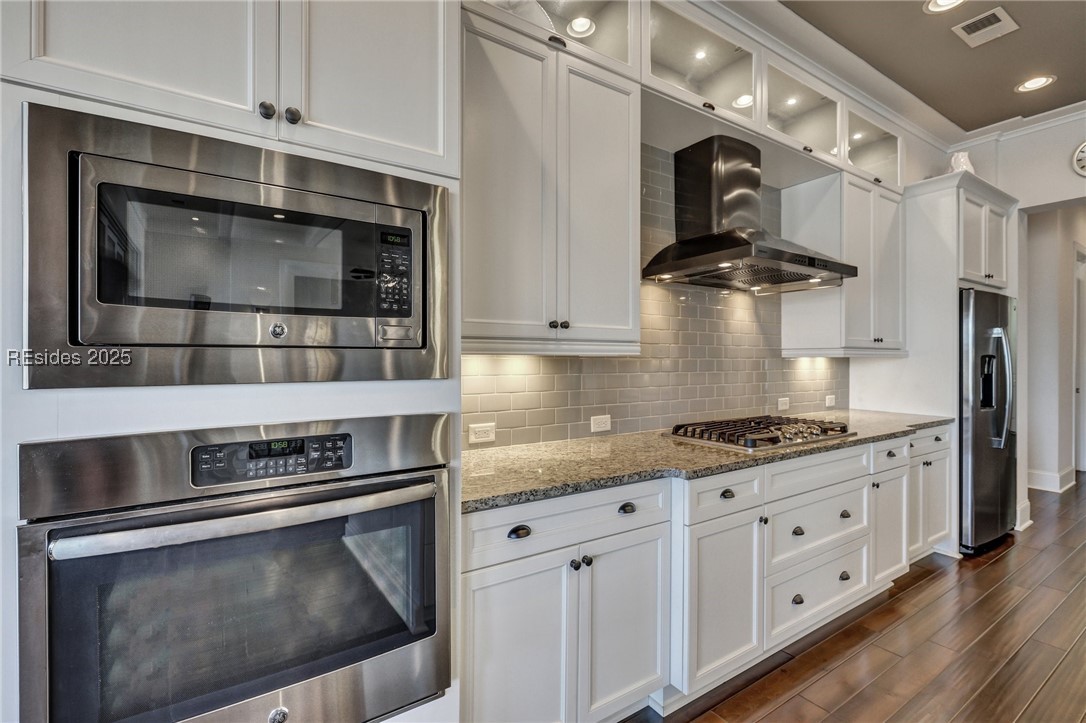 427 Lake Bluff Drive