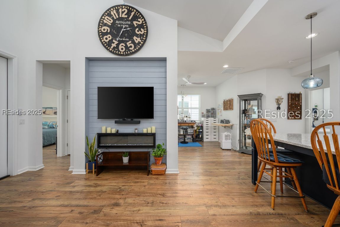 1529 Shoreside Drive Unit: 101