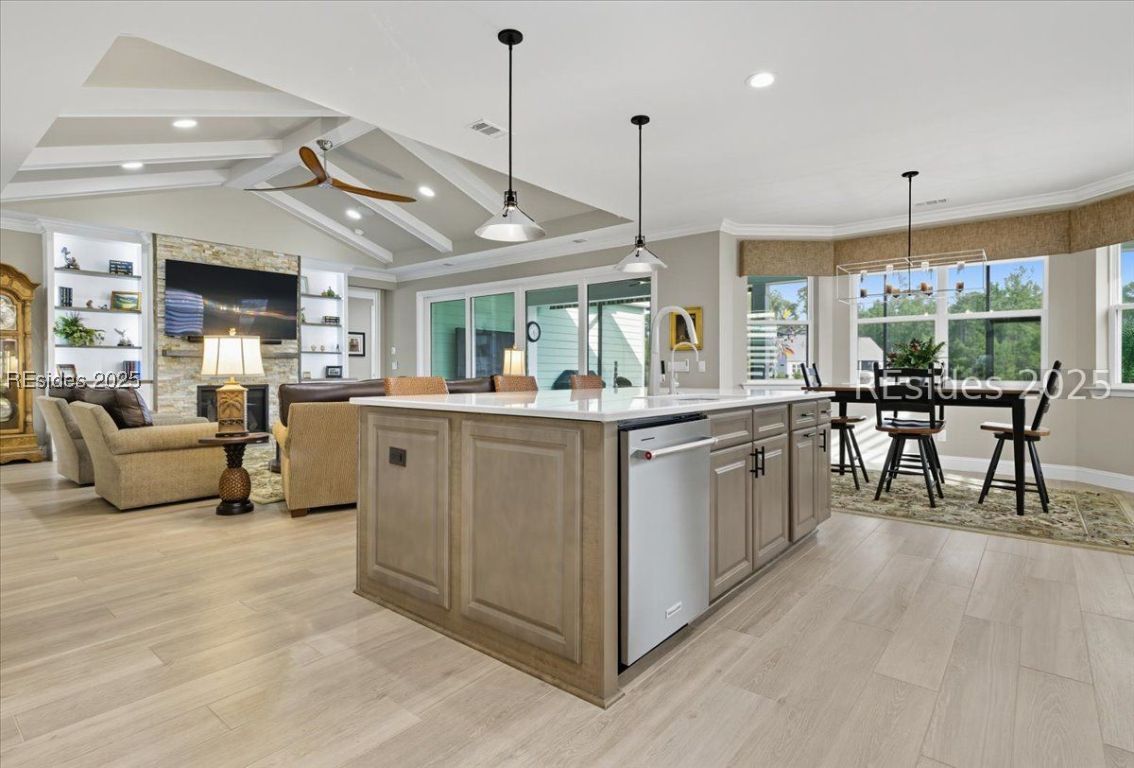 1406 Parrot Avenue