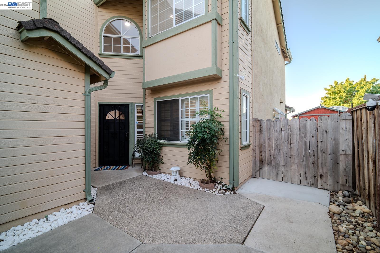 230 Laurelwood Cir
