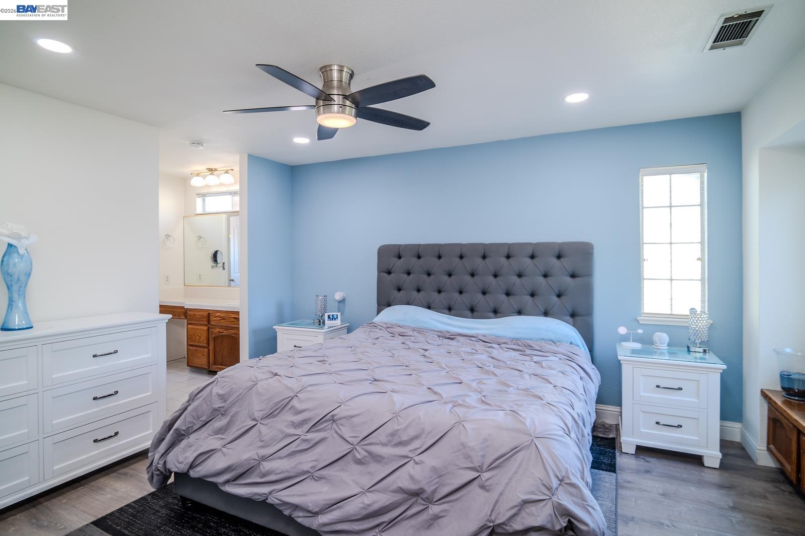 230 Laurelwood Cir
