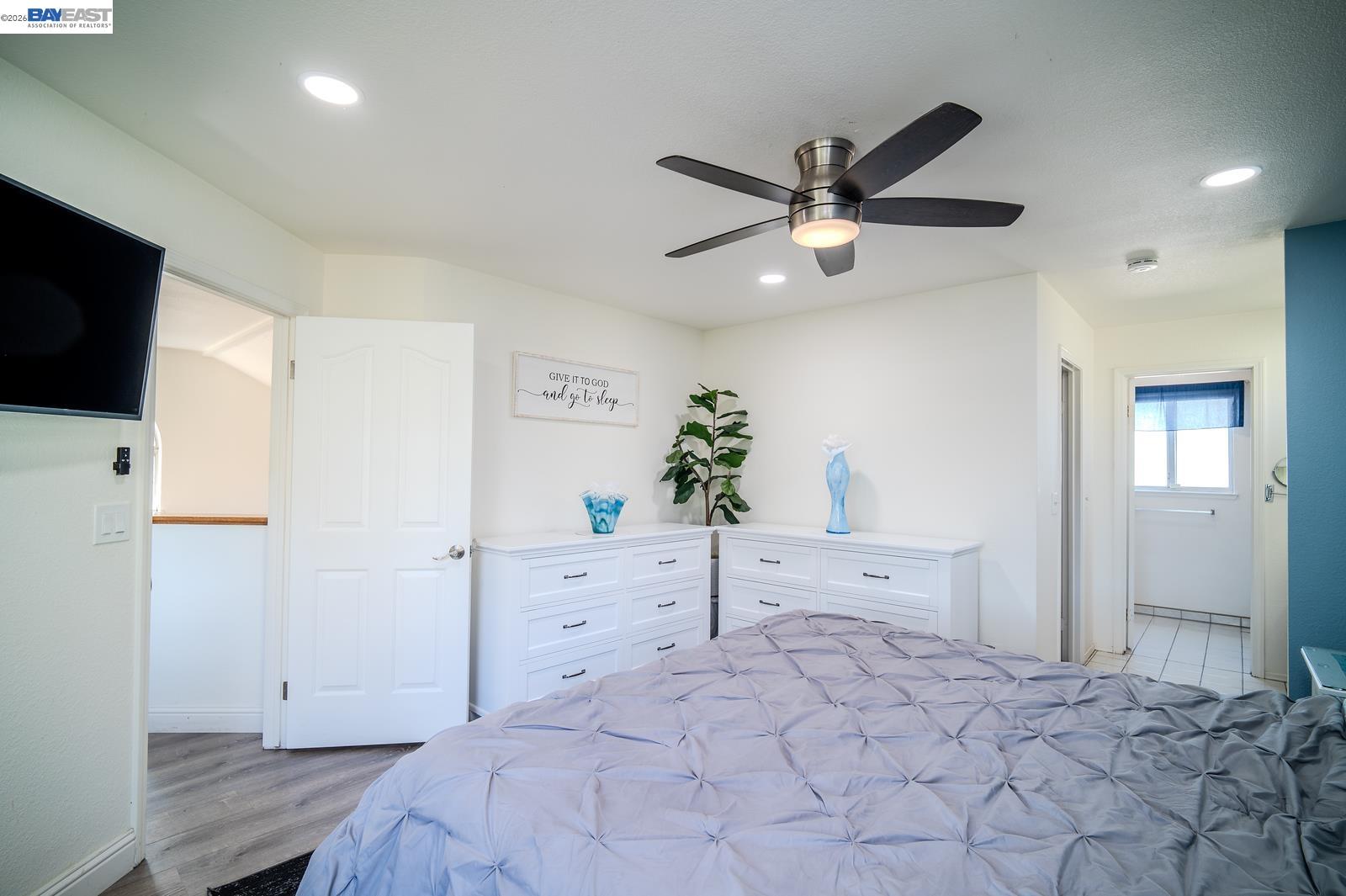 230 Laurelwood Cir