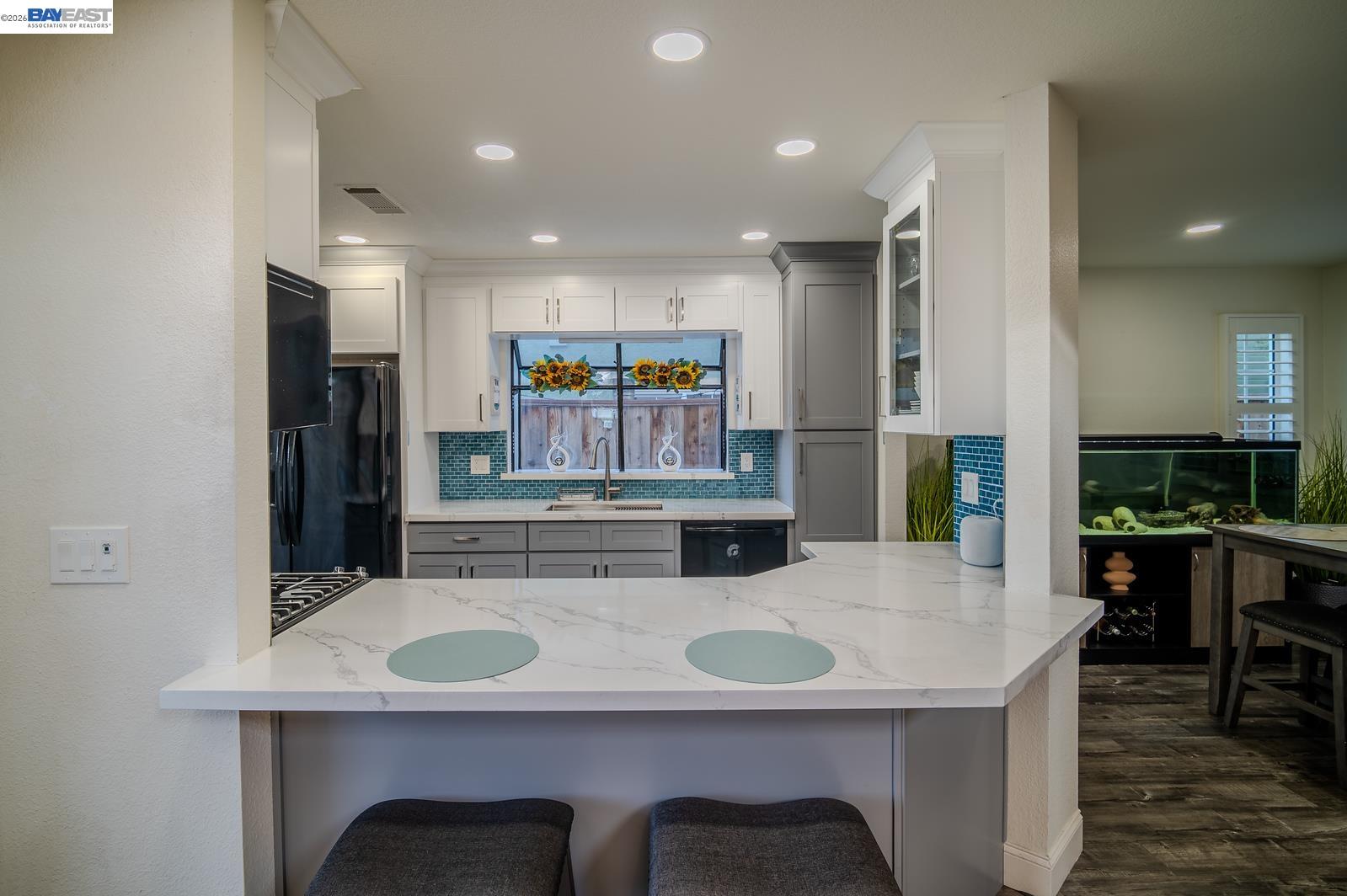 230 Laurelwood Cir