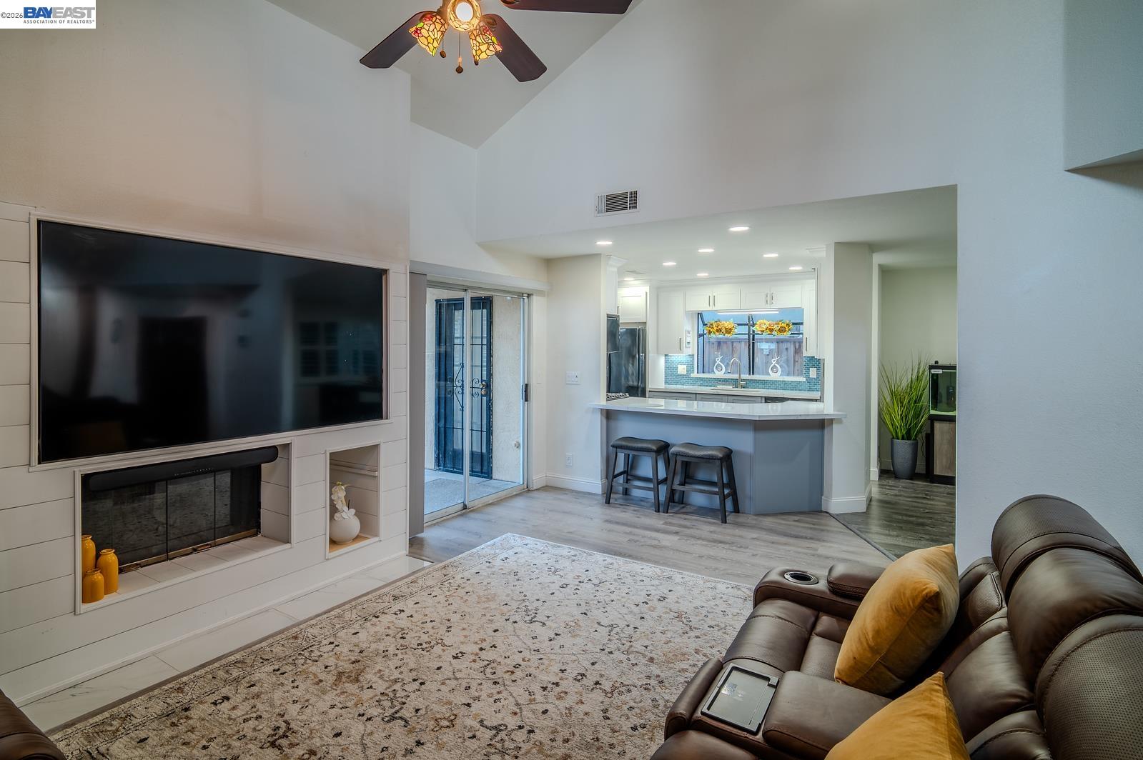 230 Laurelwood Cir
