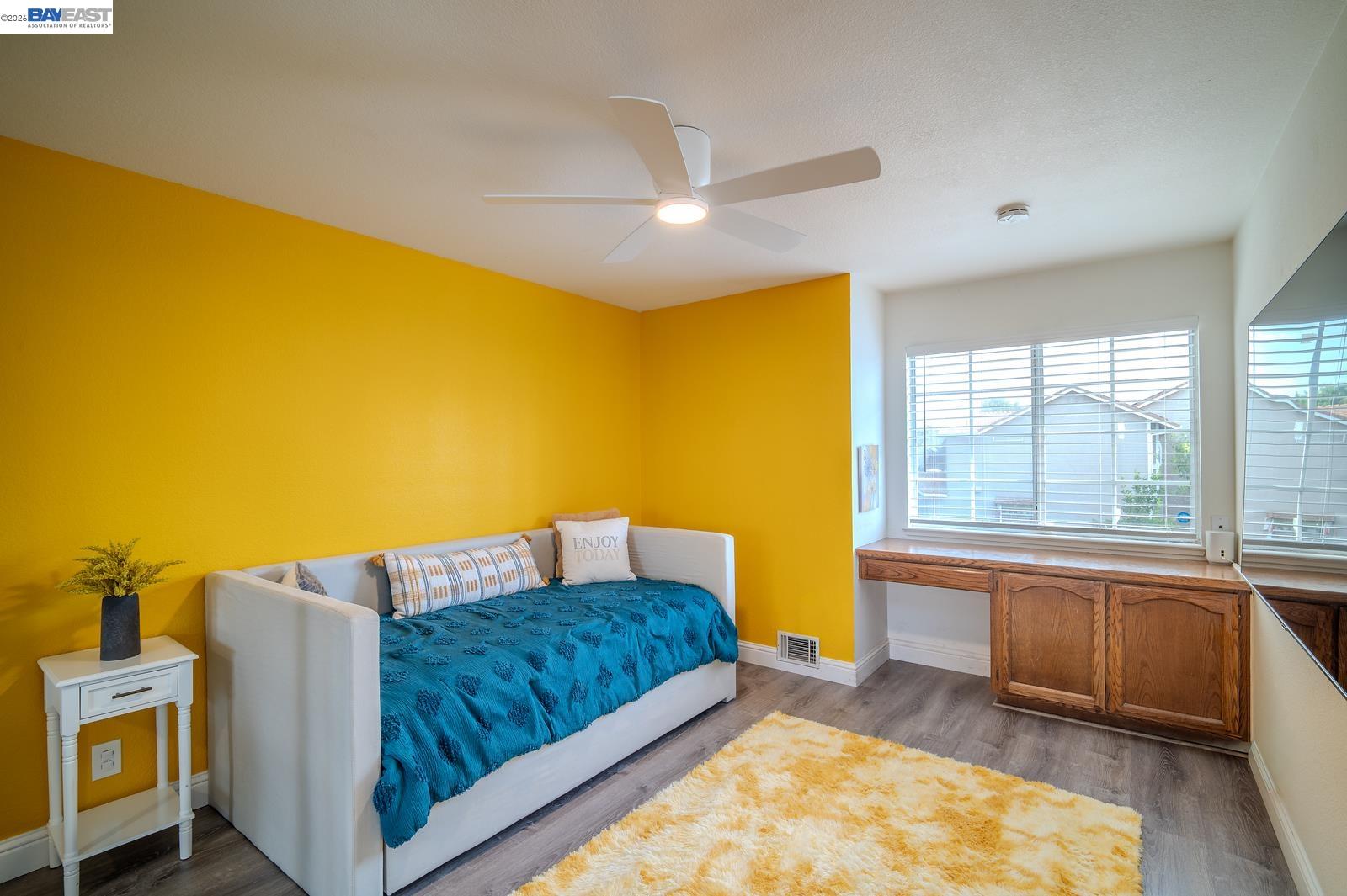 230 Laurelwood Cir