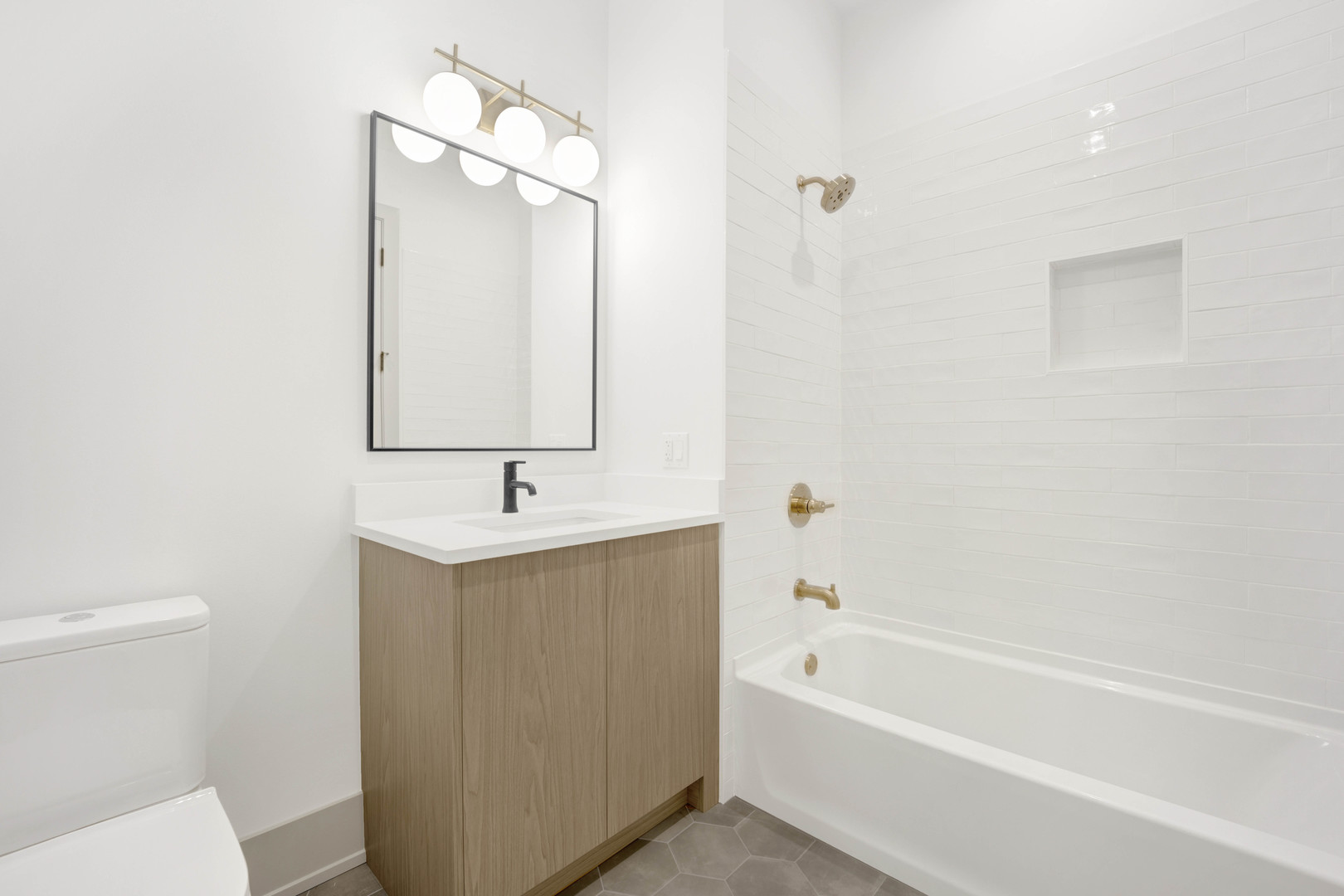 1548 W Ardmore Avenue Unit: 2G