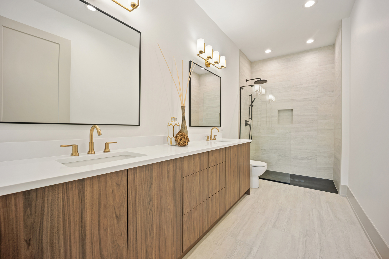 1548 W Ardmore Avenue Unit: 2F