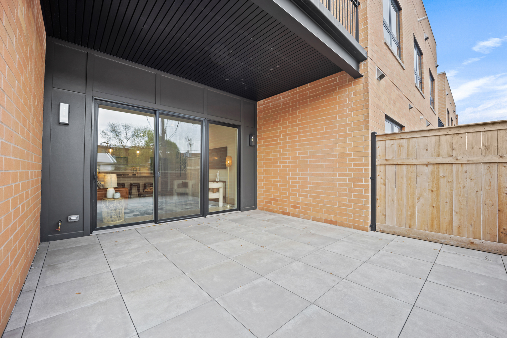 1548 W Ardmore Avenue Unit: 2F