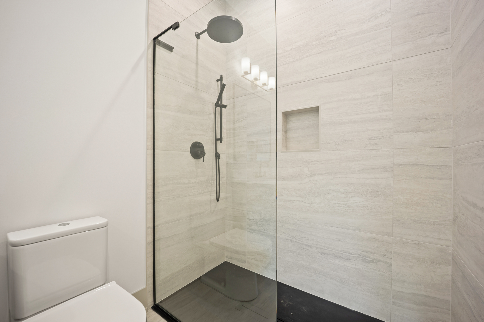 1548 W Ardmore Avenue Unit: 2F
