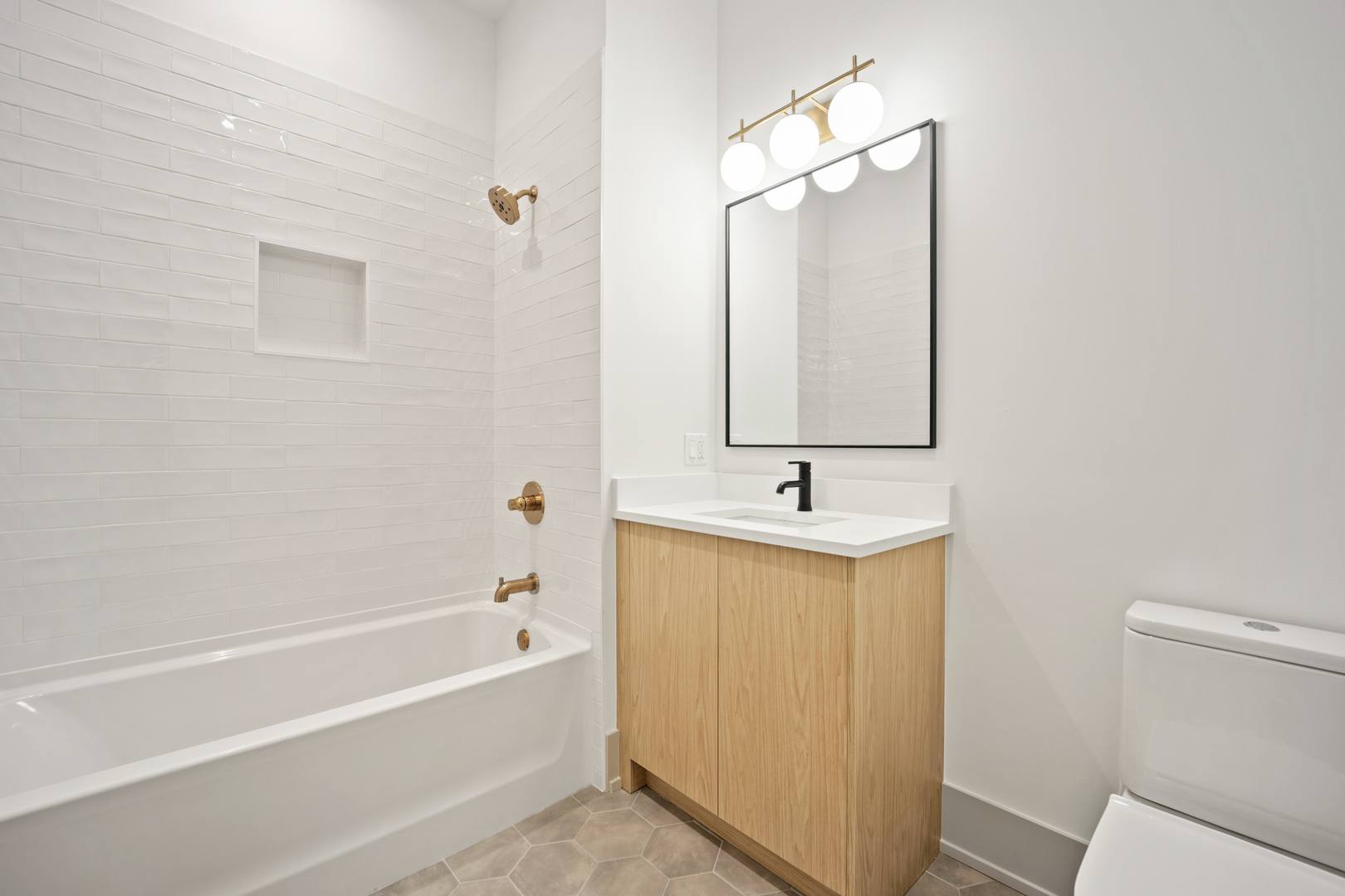 1548 W Ardmore Avenue Unit: 2F