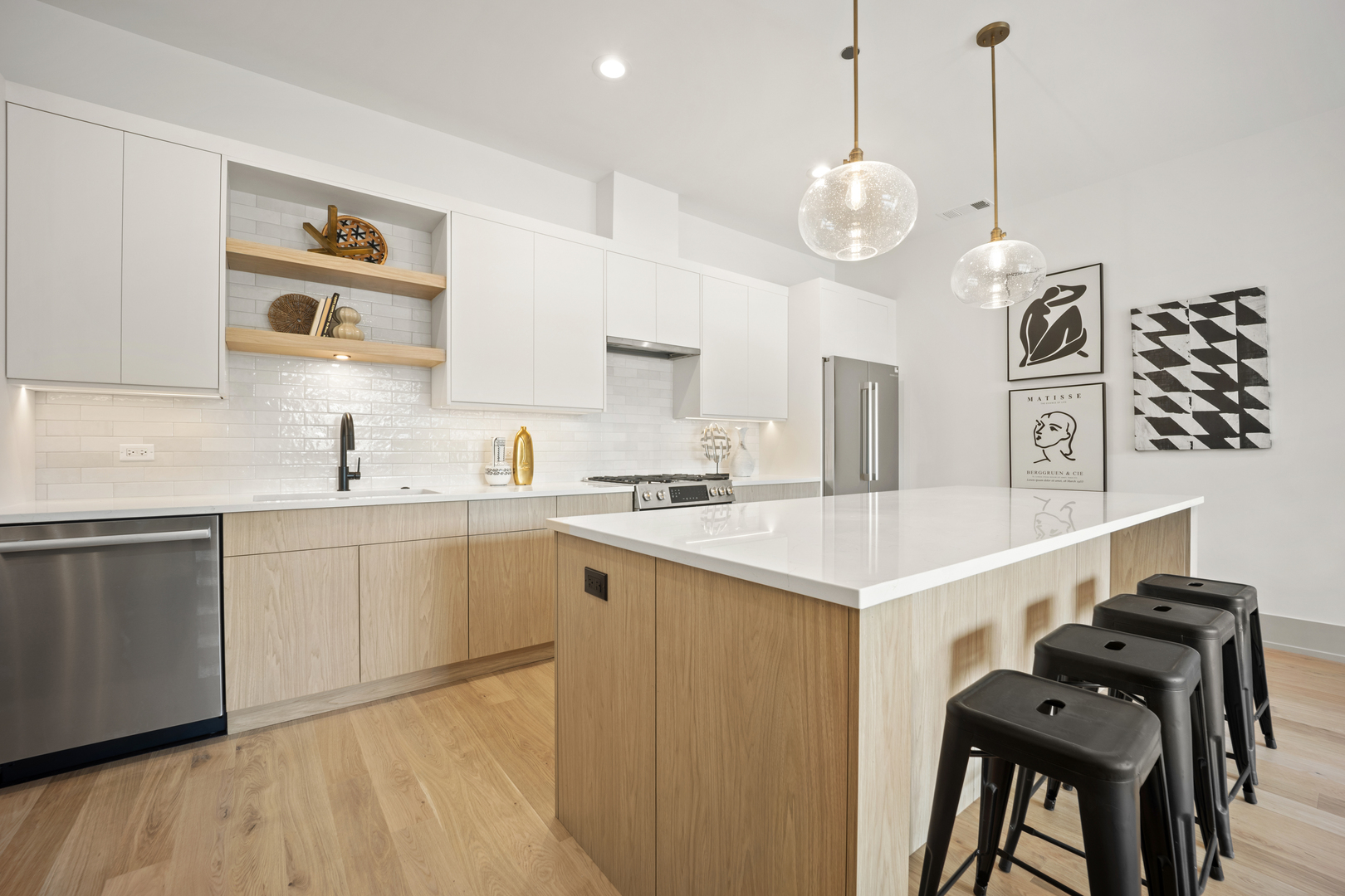 1548 W Ardmore Avenue Unit: 2F
