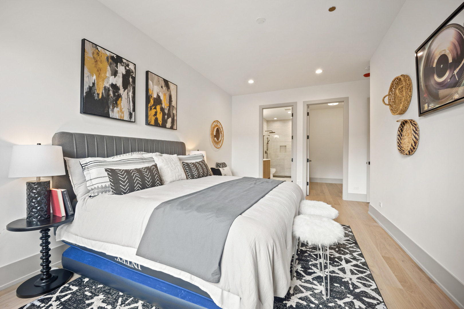 1548 W Ardmore Avenue Unit: 2F