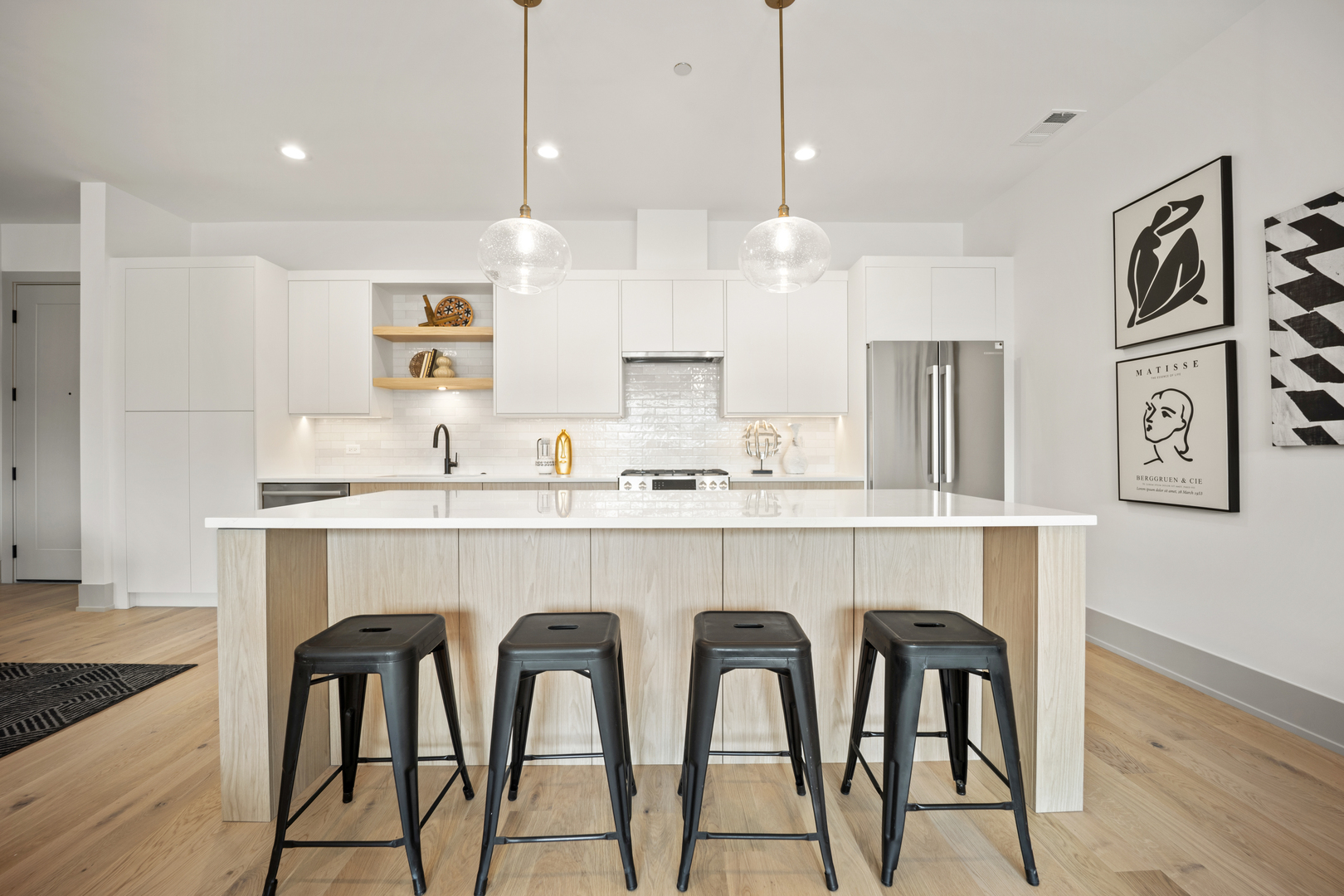 1548 W Ardmore Avenue Unit: 2F