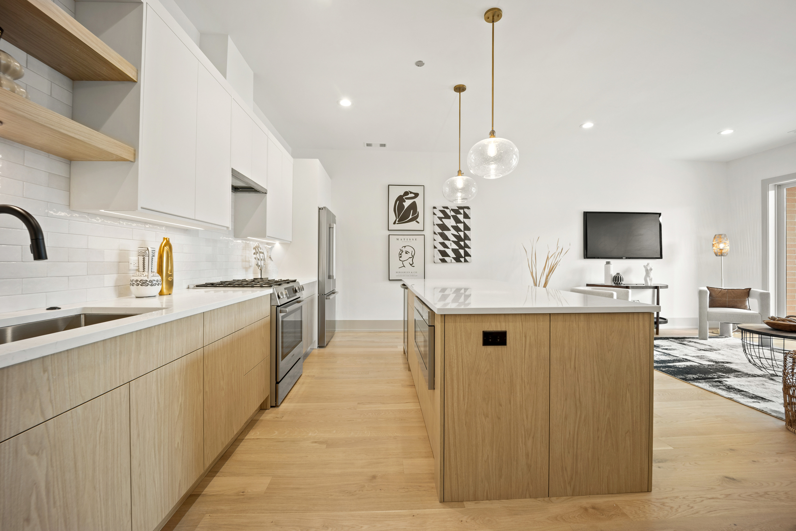 1548 W Ardmore Avenue Unit: 2F