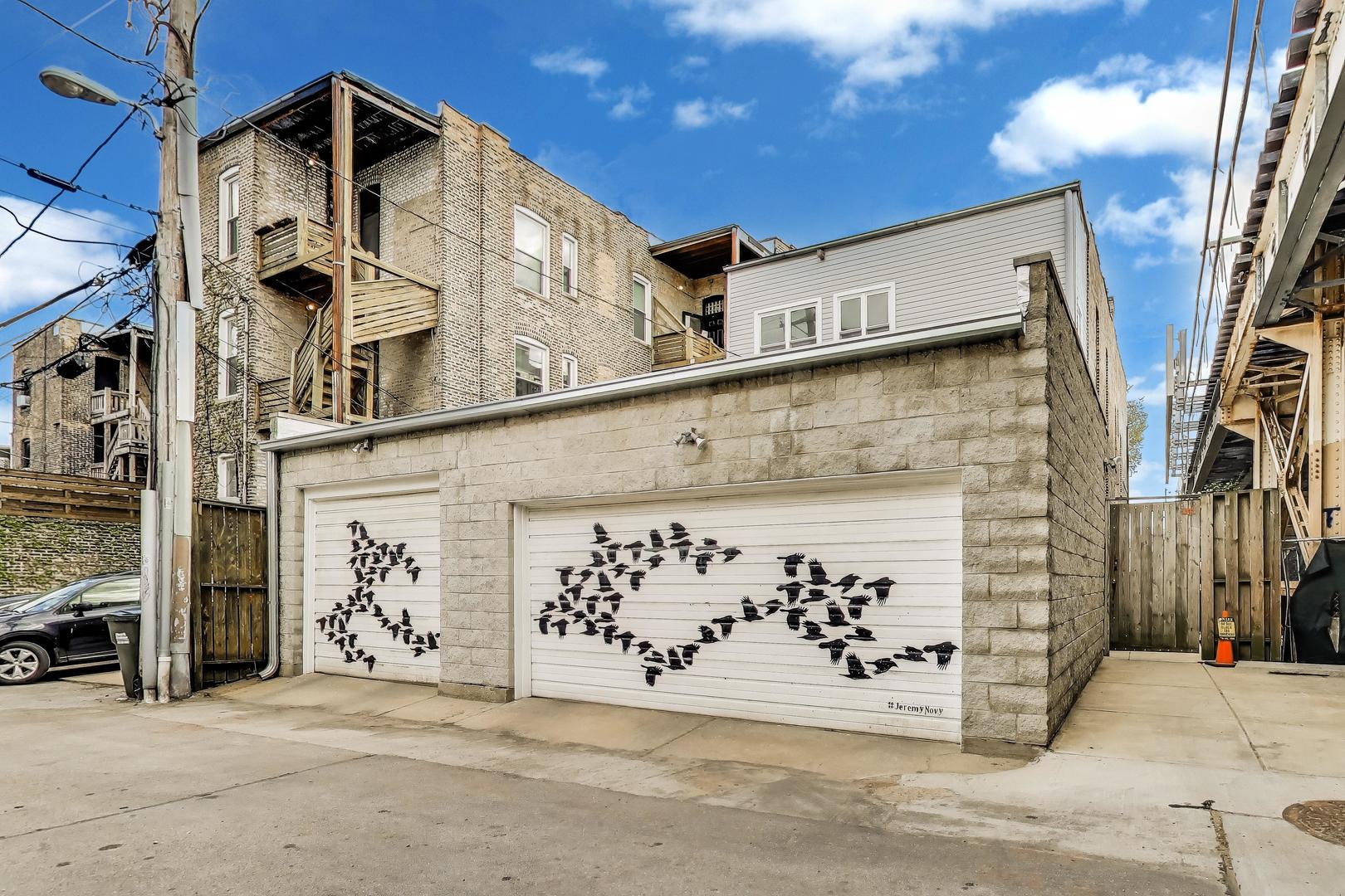 938 W Newport Avenue