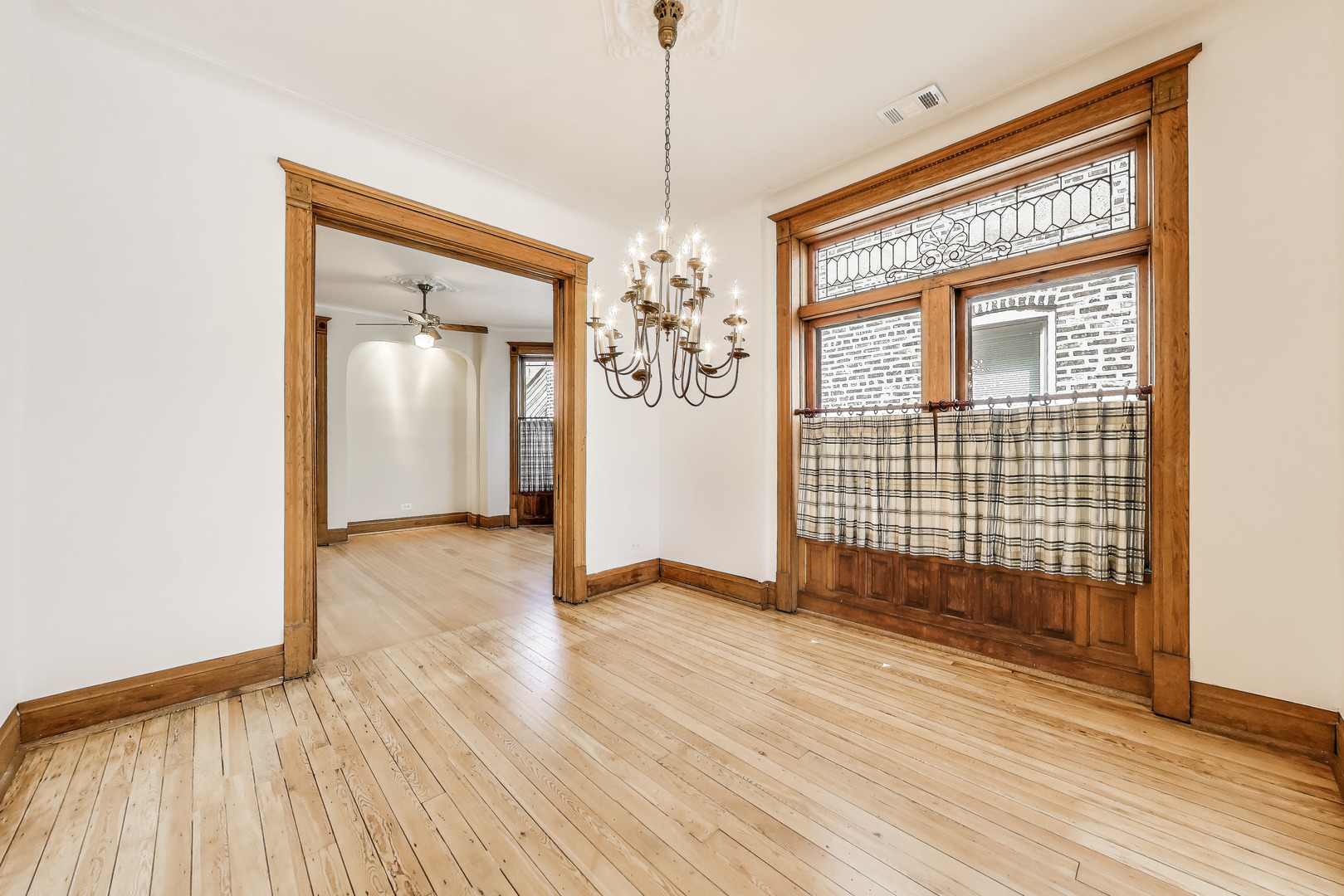 938 W Newport Avenue