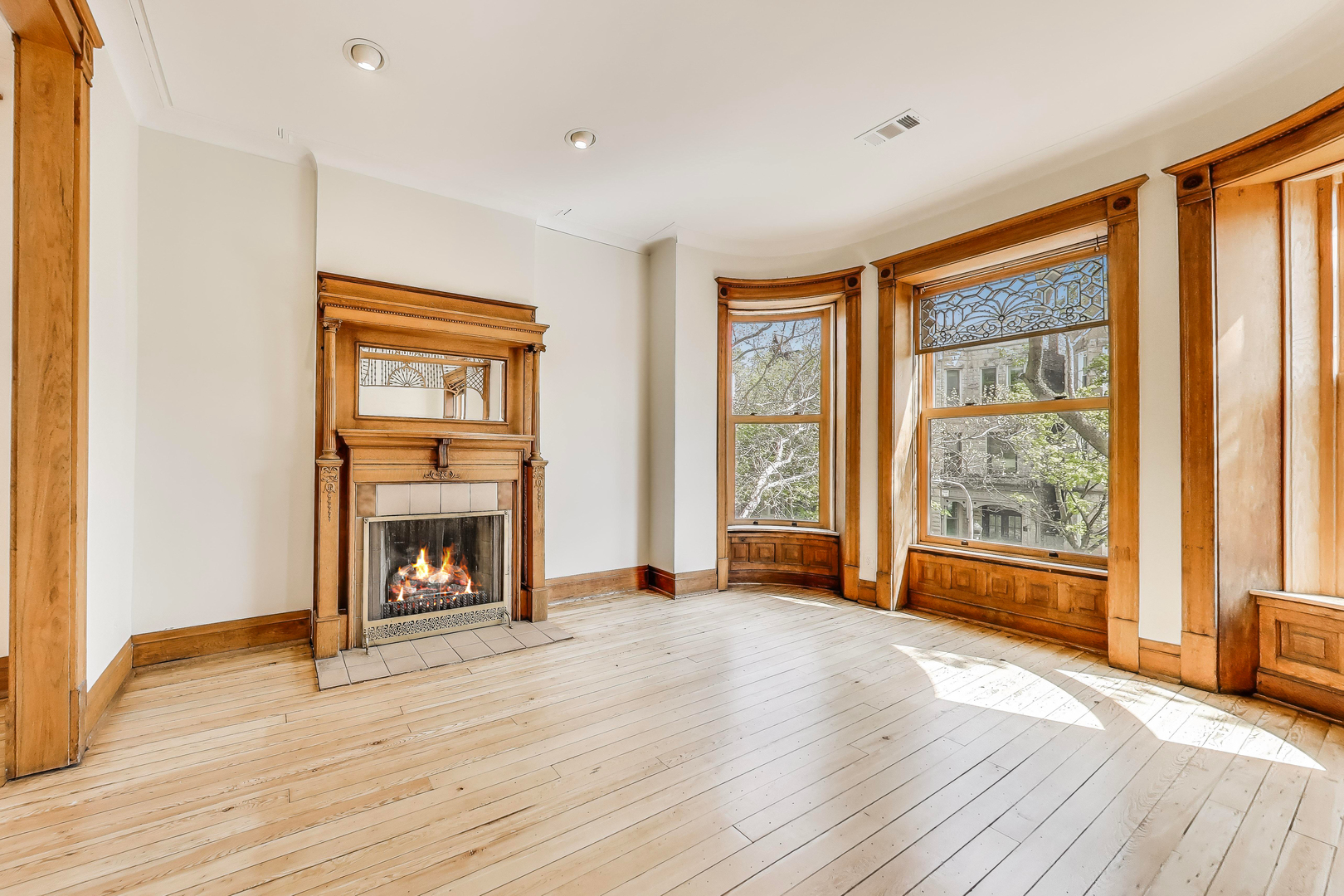 938 W Newport Avenue