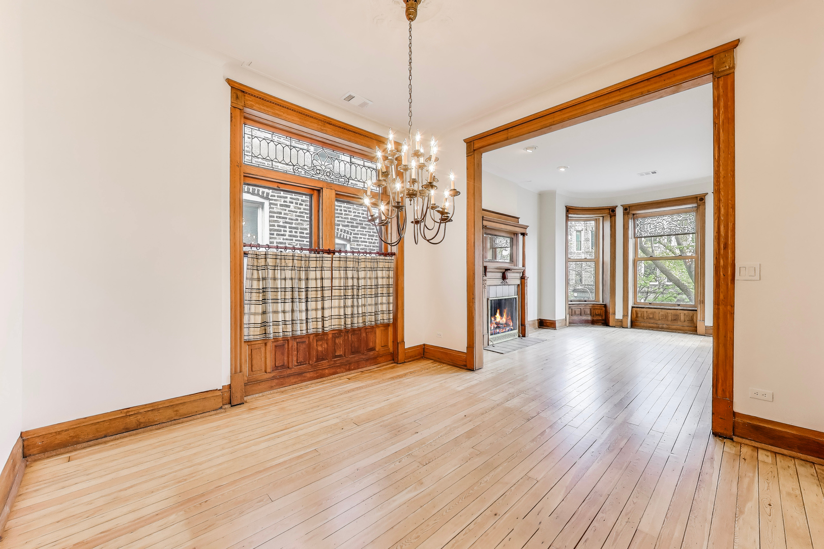 938 W Newport Avenue