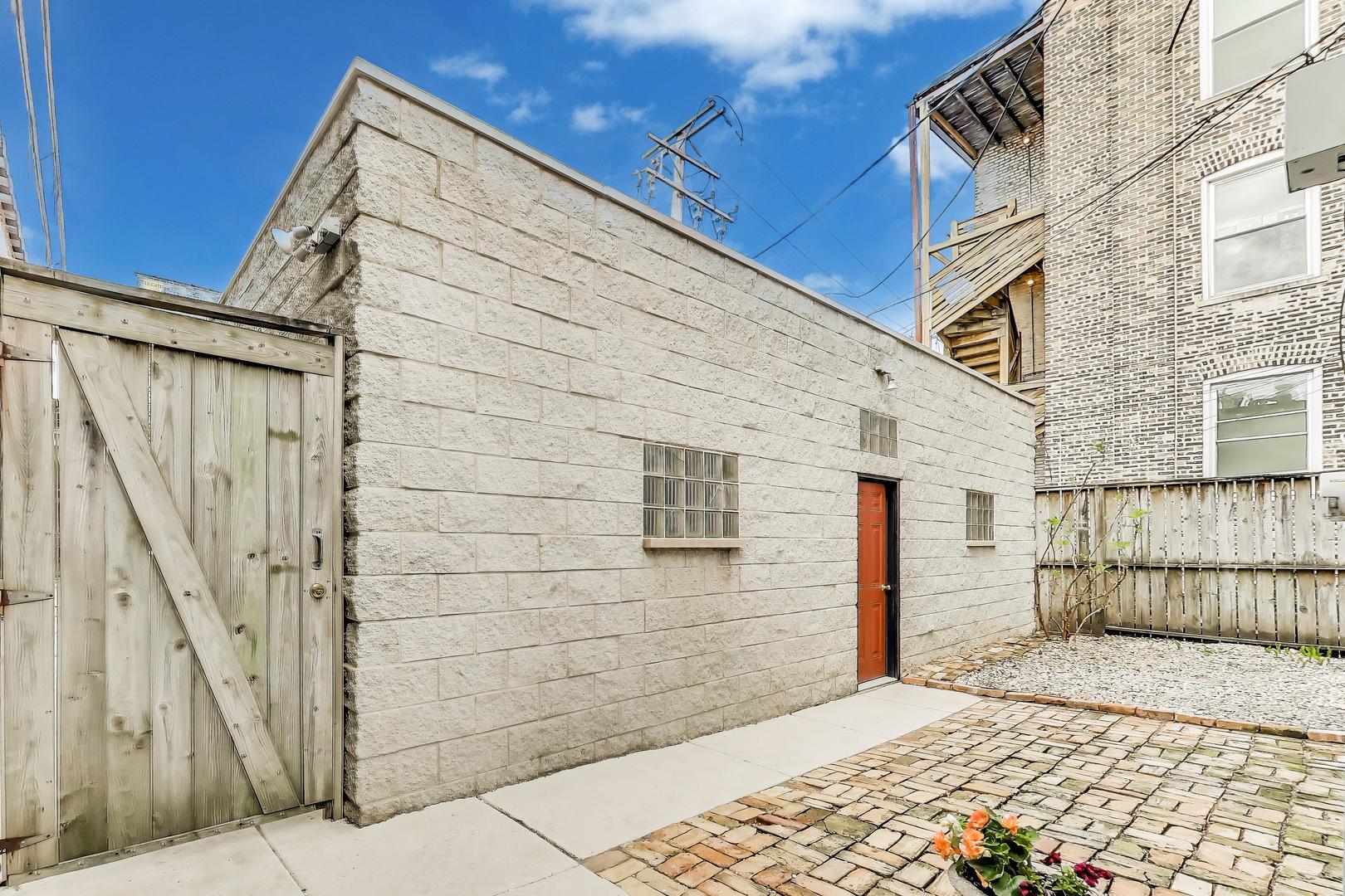 938 W Newport Avenue