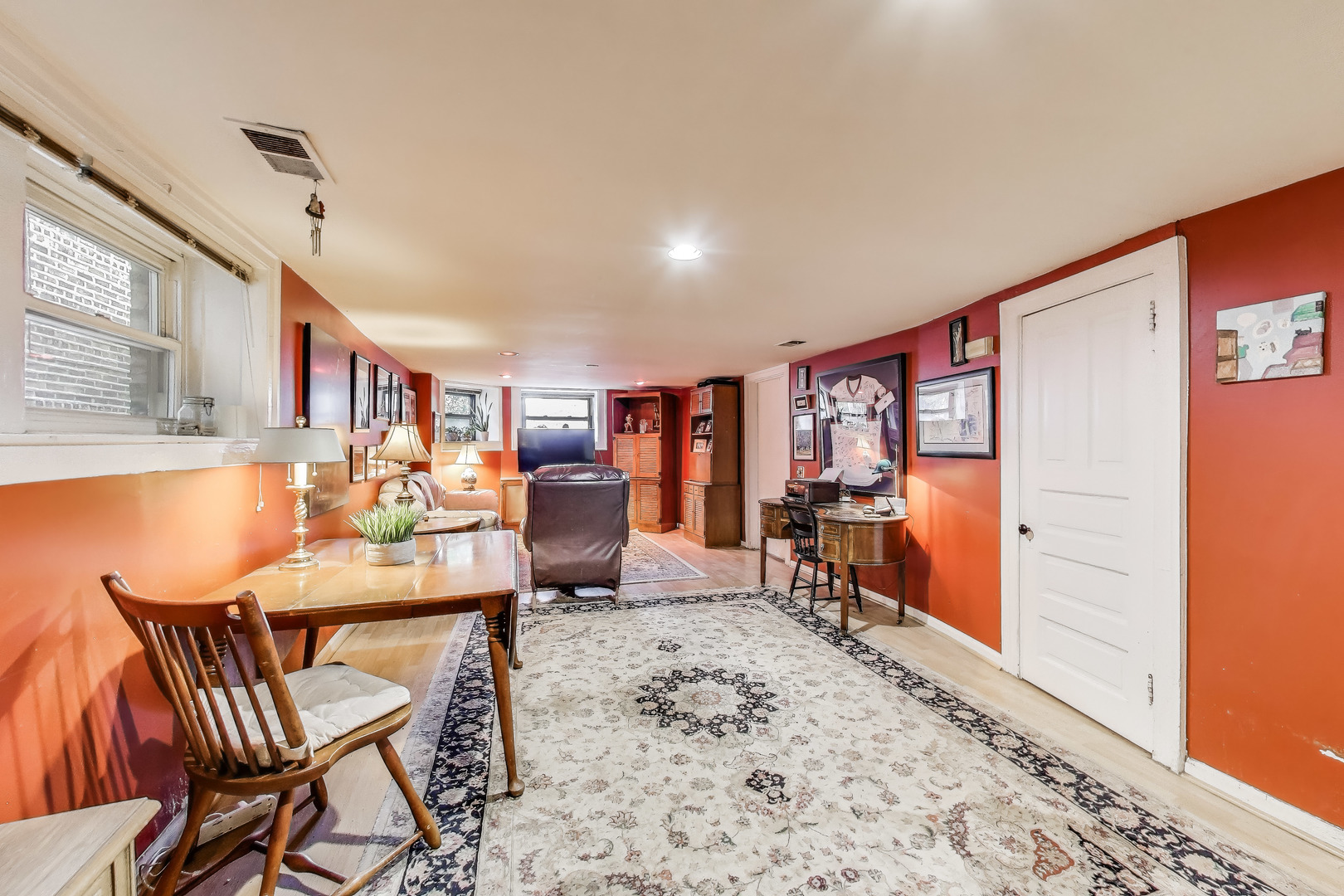 938 W Newport Avenue