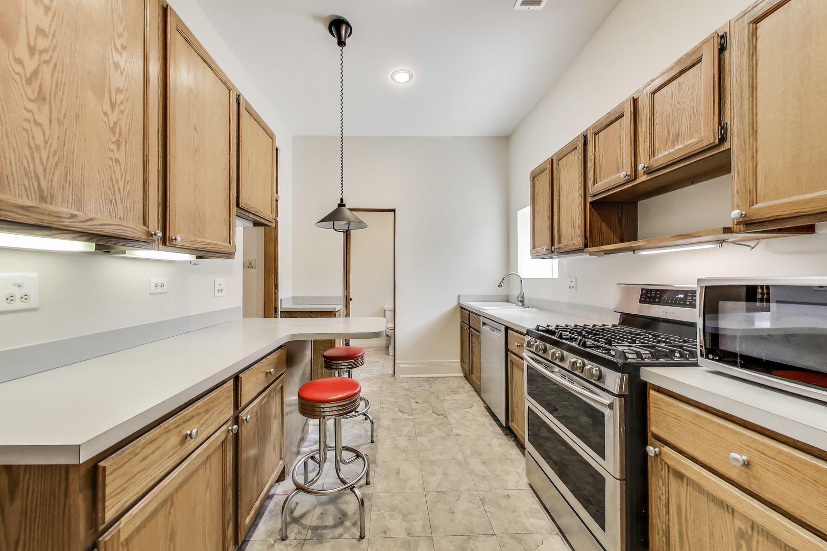 938 W Newport Avenue
