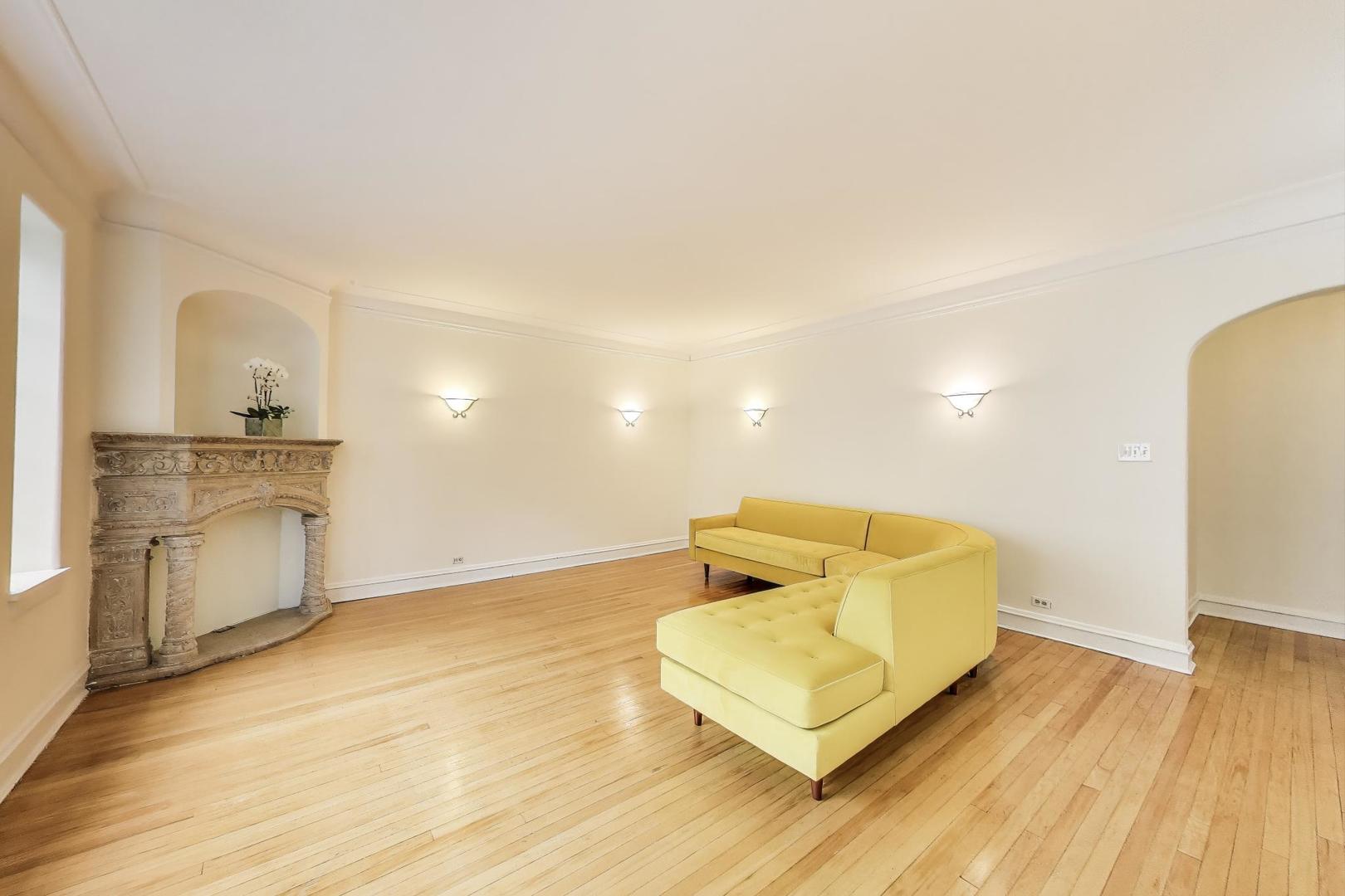 7350 N RIDGE Boulevard Unit: 21B