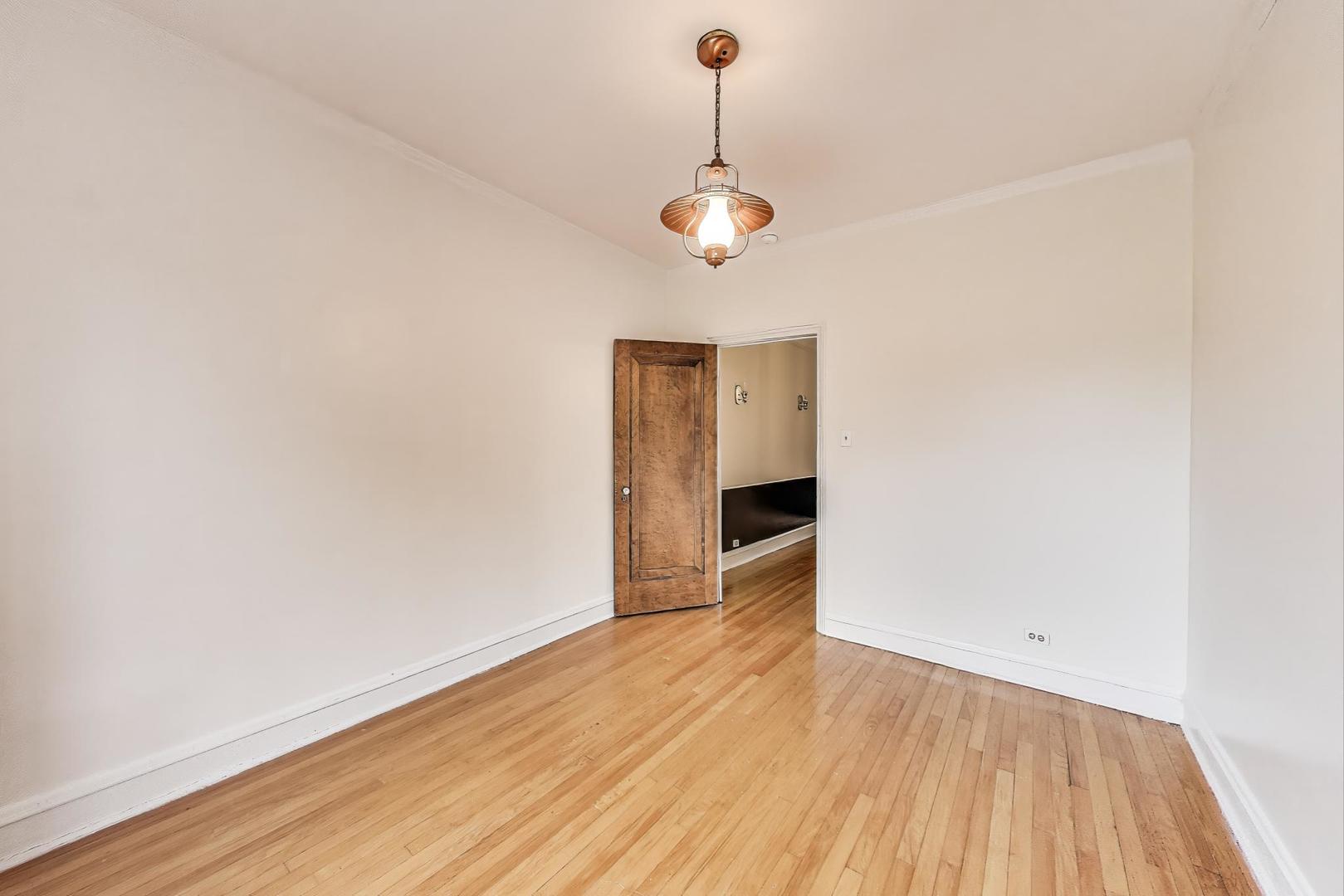 7350 N RIDGE Boulevard Unit: 21B
