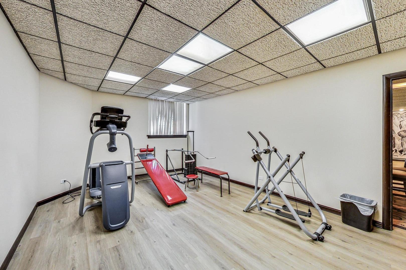 7350 N RIDGE Boulevard Unit: 21B