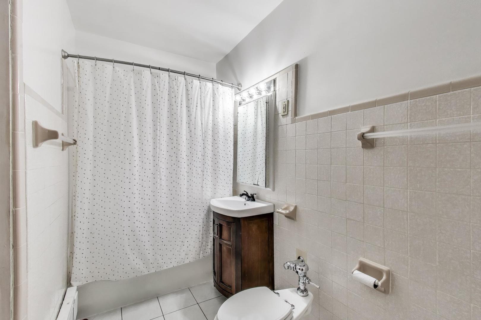 7350 N RIDGE Boulevard Unit: 21B