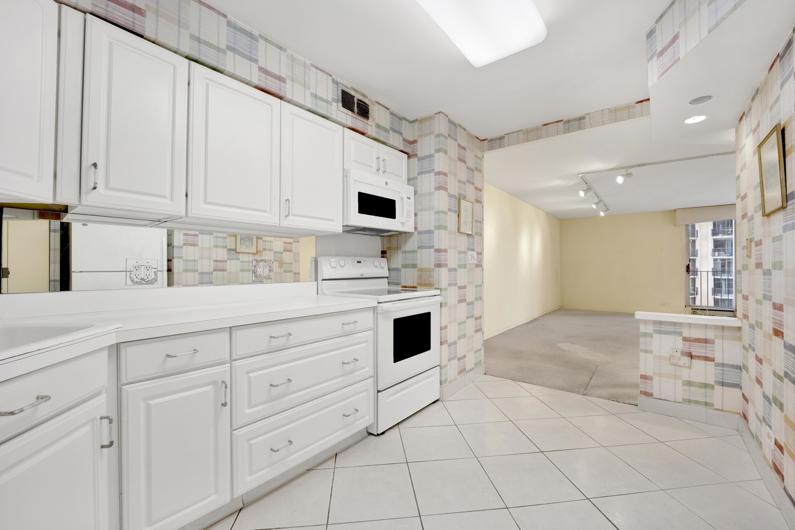 6033 N SHERIDAN Road Unit: 8E