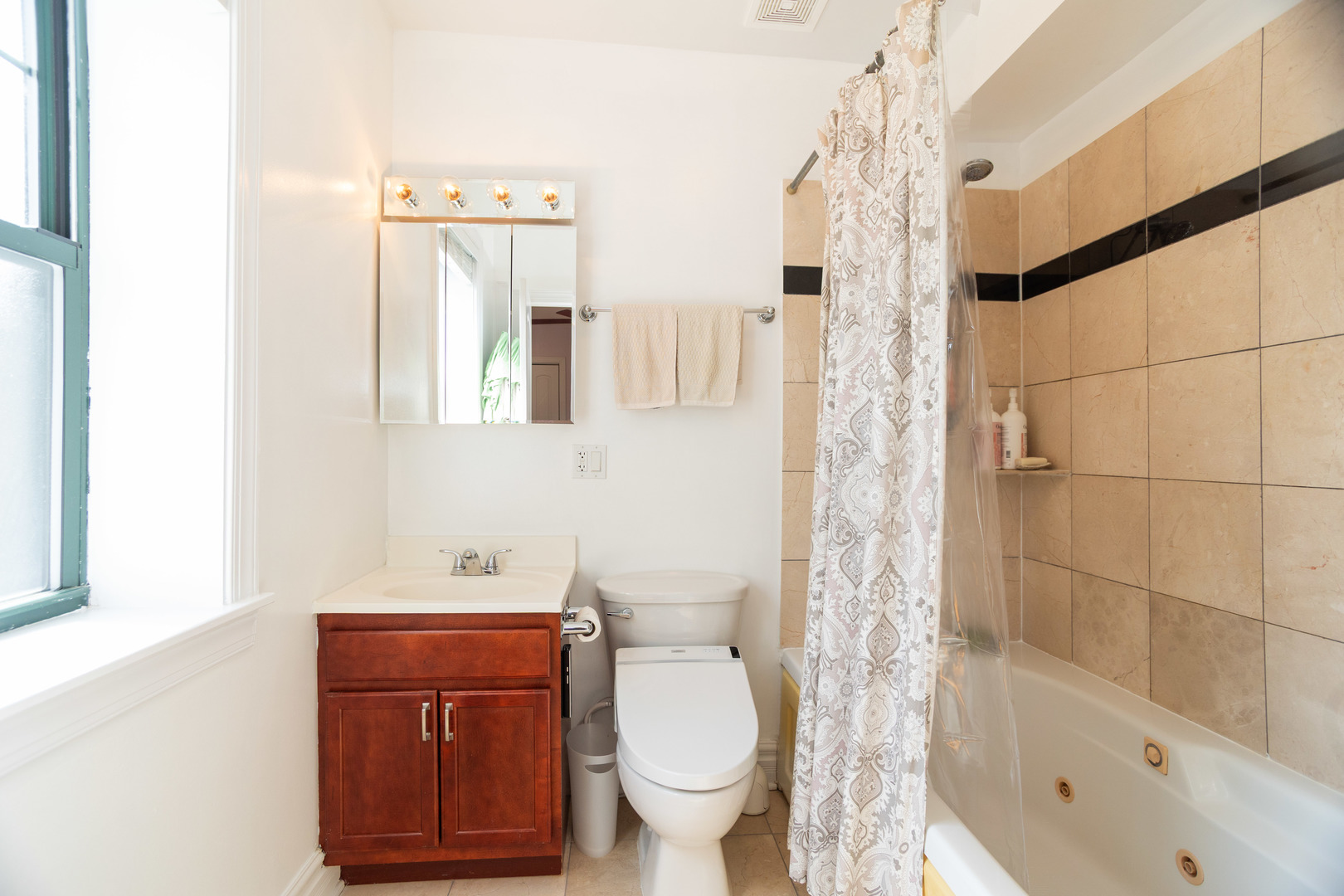 1239 W Jarvis Avenue Unit: 3